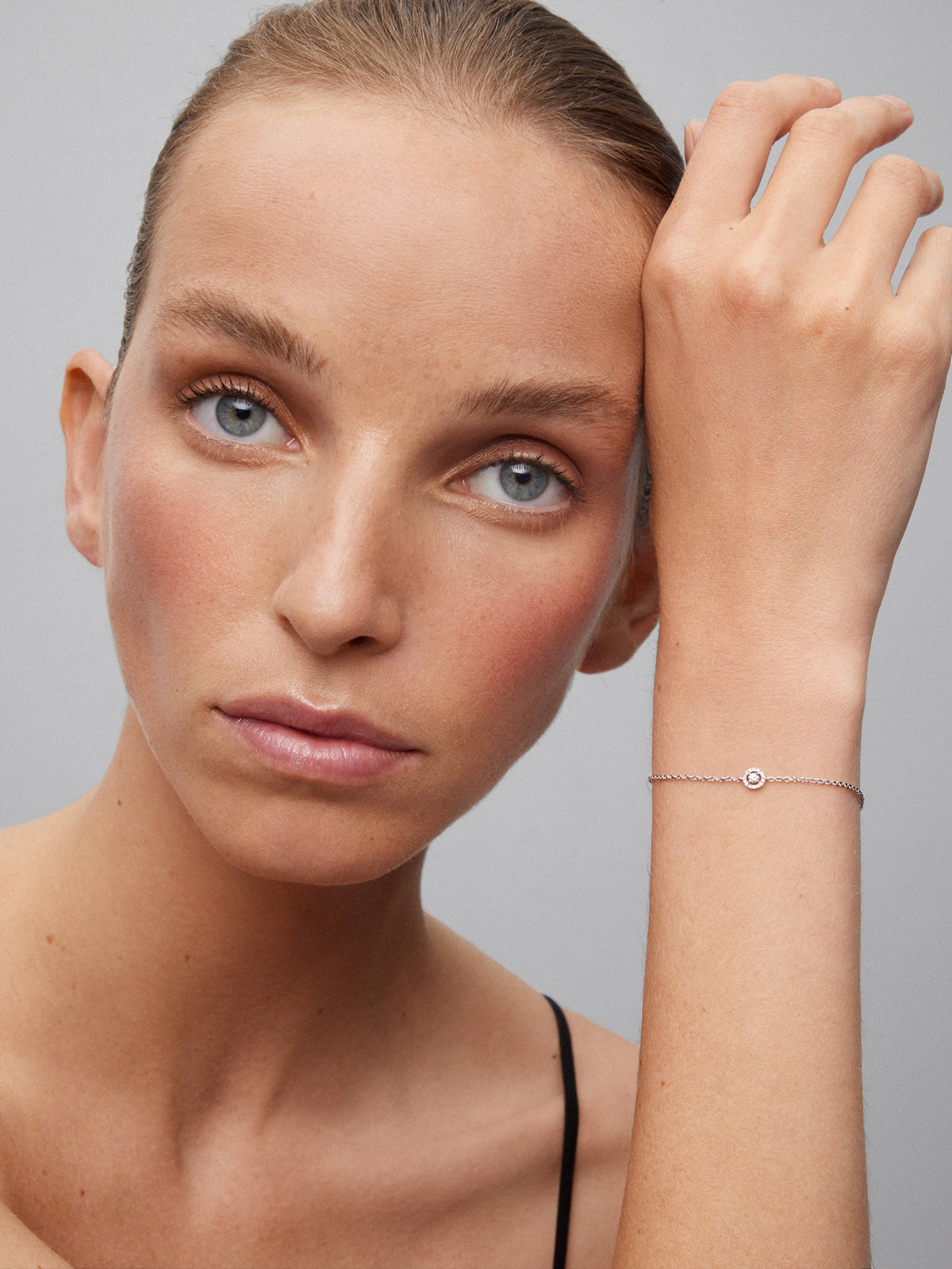 Pulsera de oro blanco de 18K con diamantes en talla brillante con un total de 0,12 cts