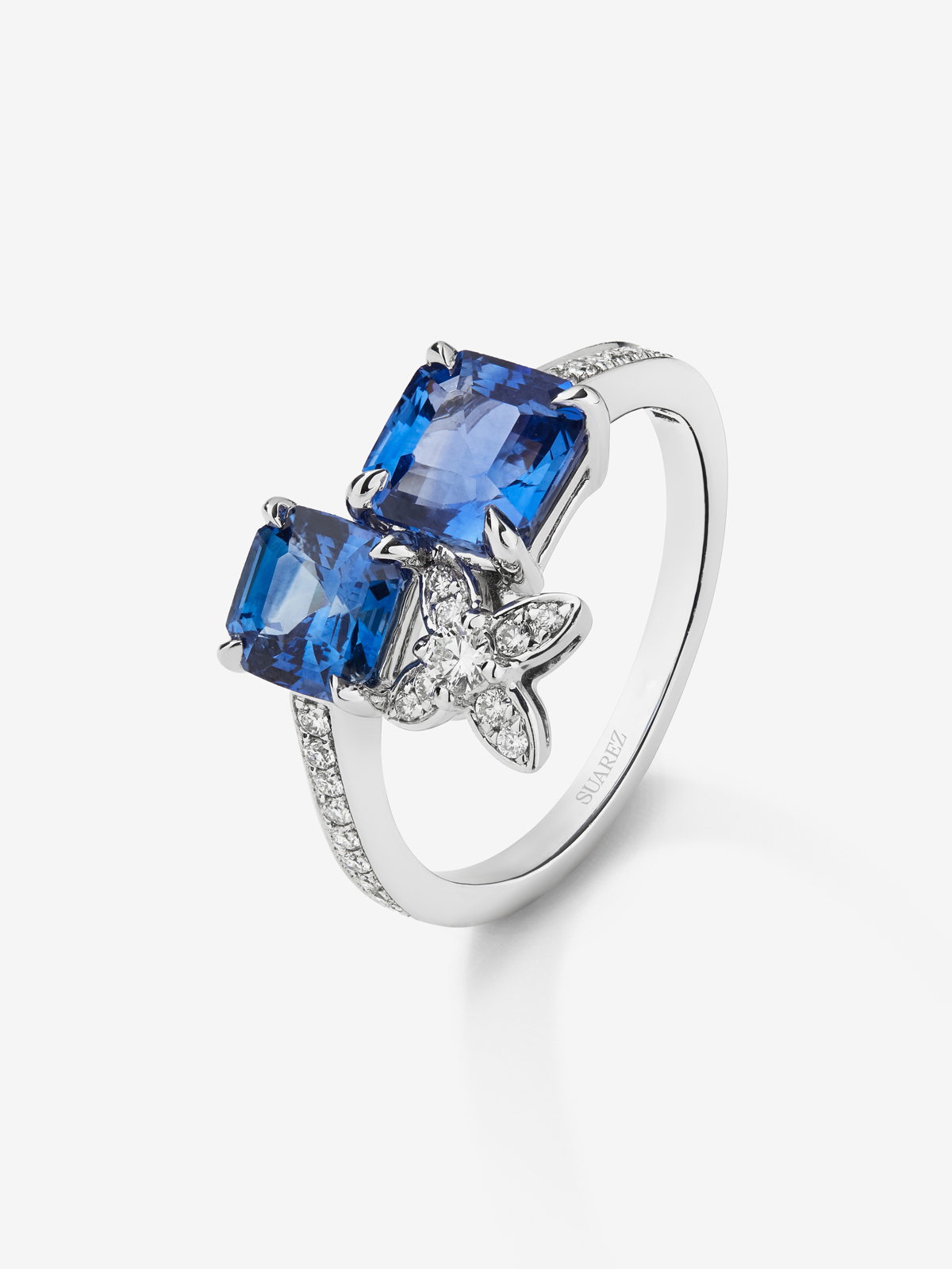 Anillo de oro blanco de 18K con zafiros azules en talla octogonal de 1,09 cts y diamantes blancos en talla brillante de 0,16 cts
