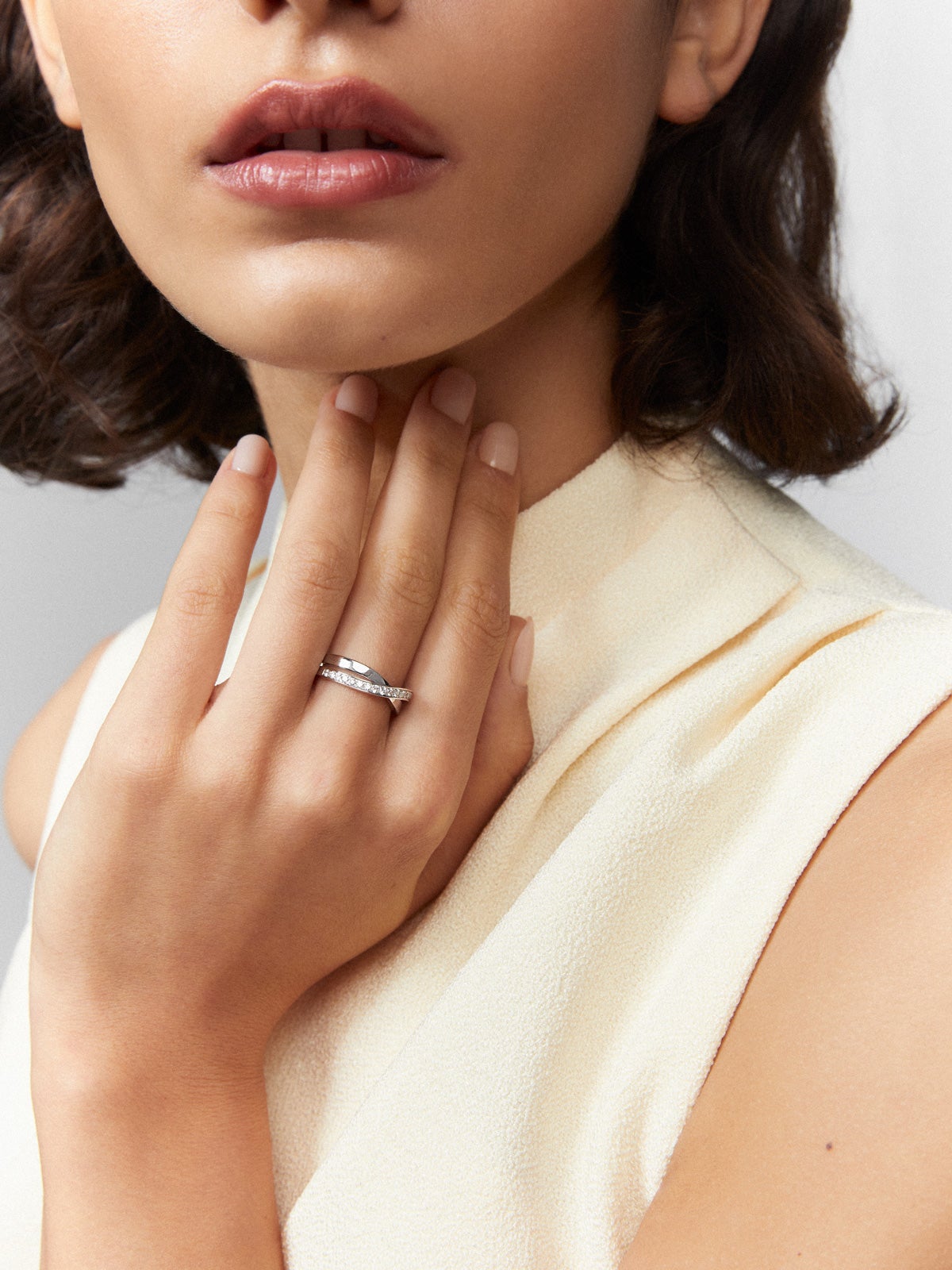 Anillo doble de oro blanco de 18K de diamantes