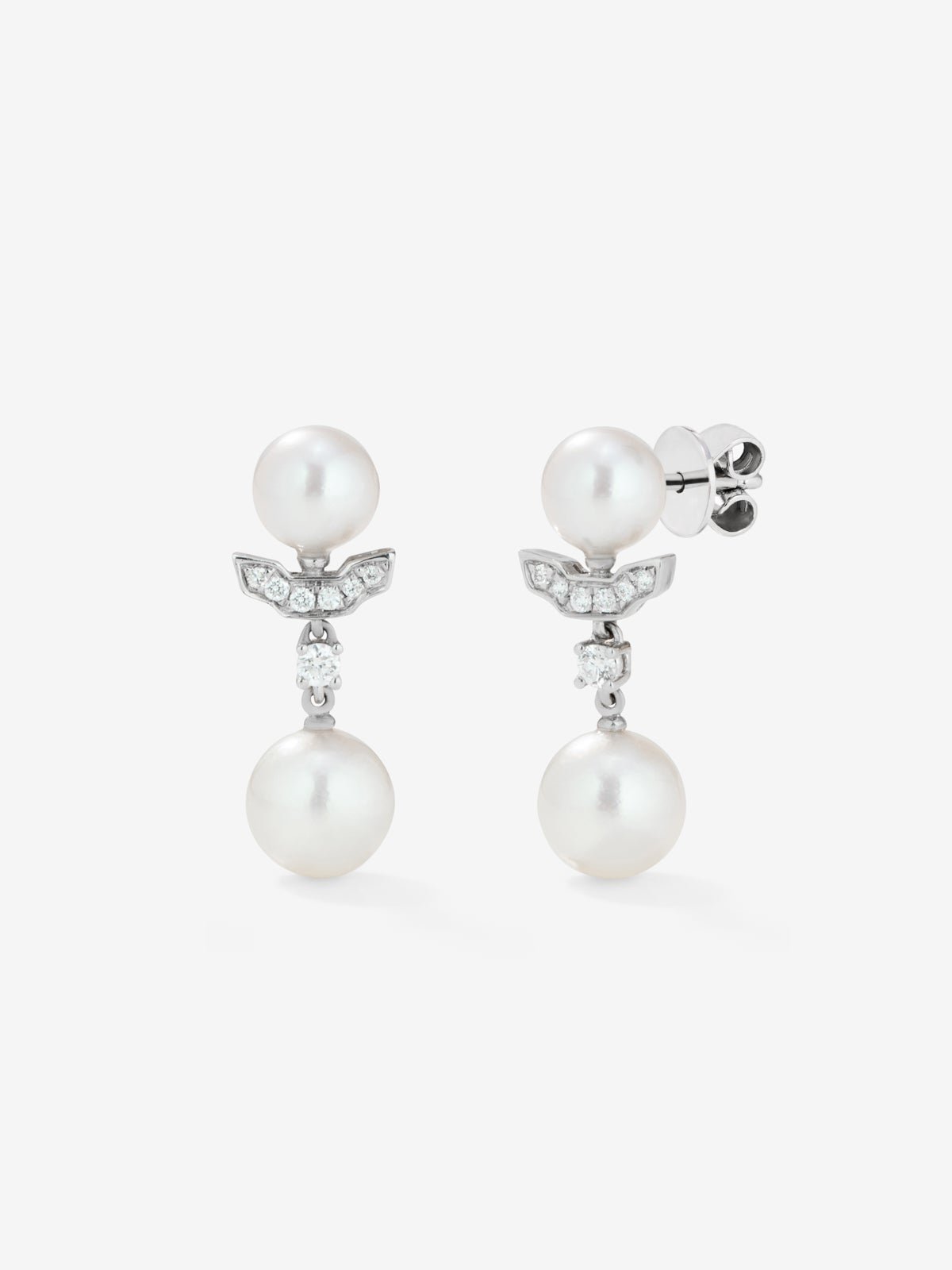 Pendientes de oro blanco de 18K con 2 perlas akoya y 14 diamantes en talla brillante con un total de 0,09 cts