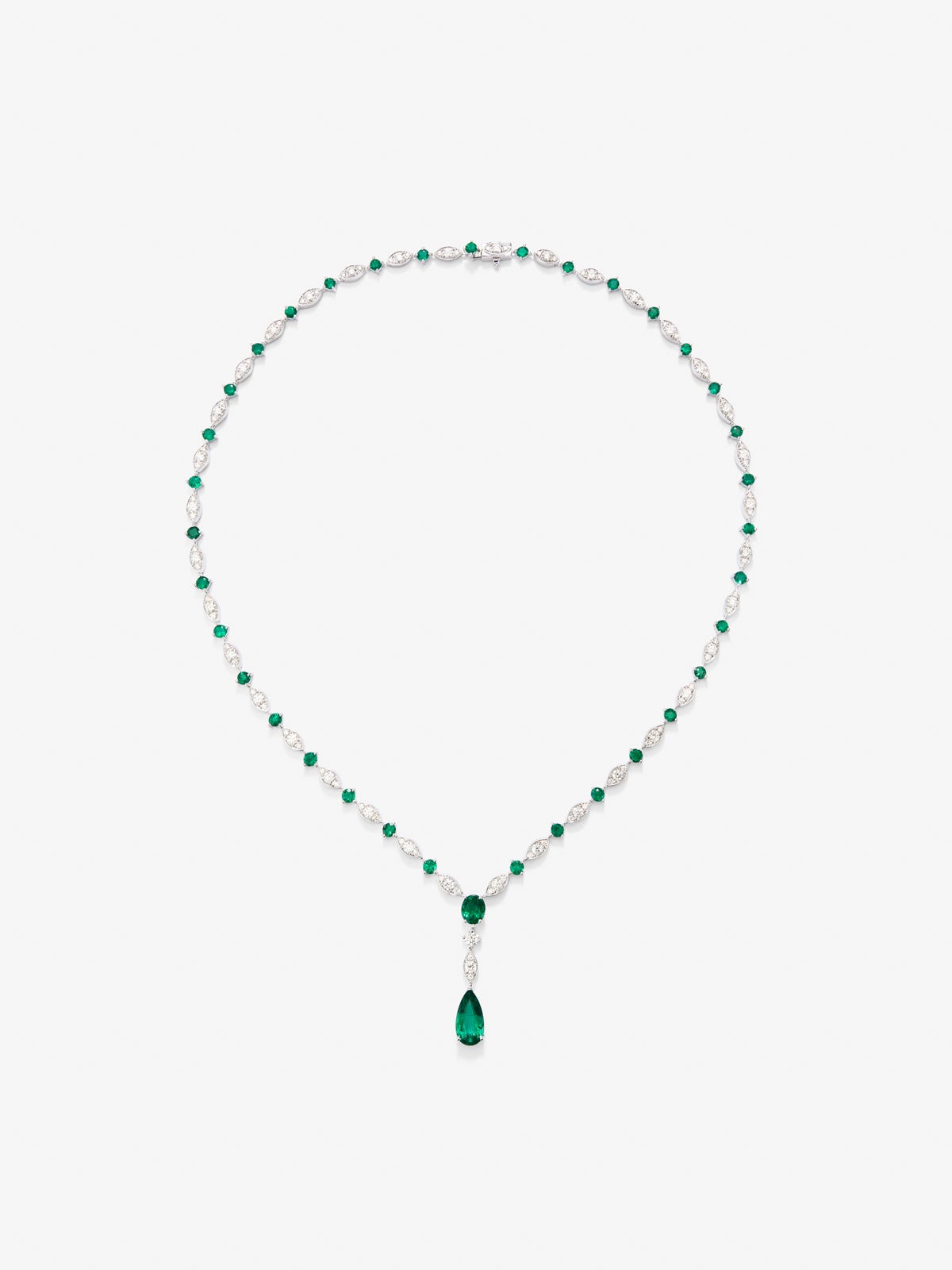 Collar de oro blanco de 18K con esmeralda verde en talla pera de 1,68 cts, esmeraldas verdes en talla X de X cts y diamantes blancos en talla brillante de 3,1 cts