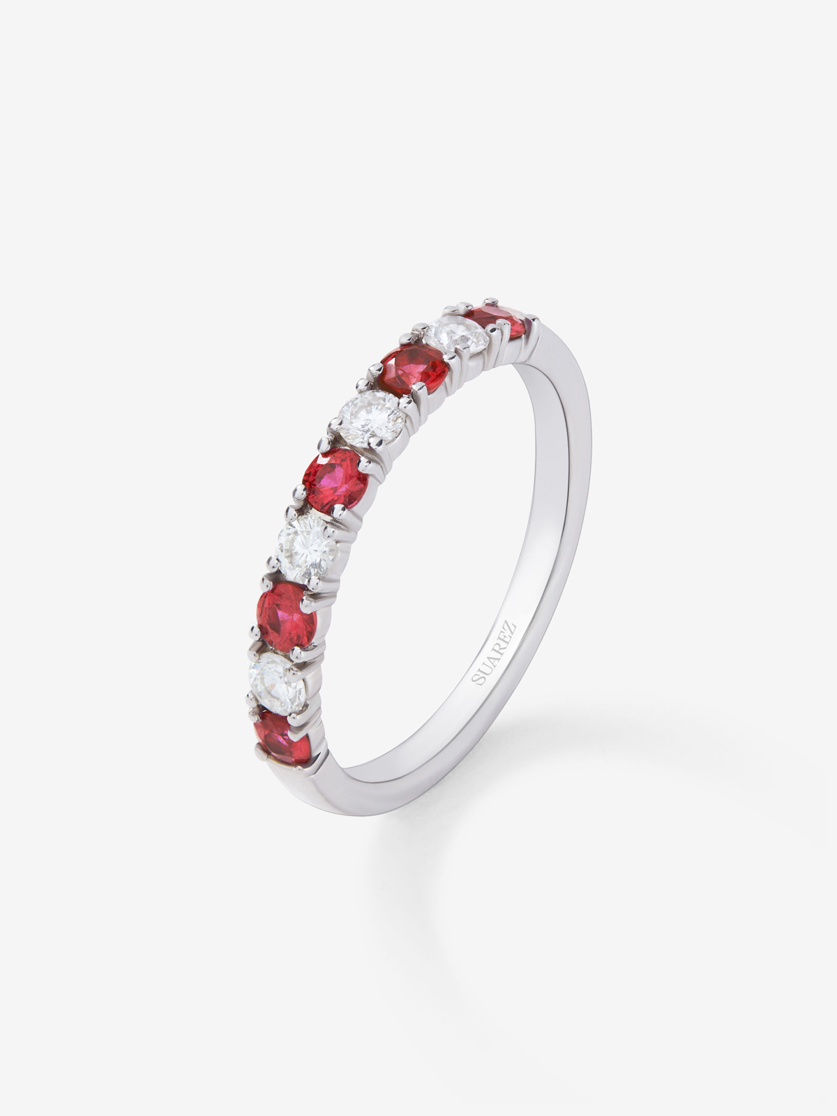 Anillo media alianza de oro de 18K con rubi y diamante