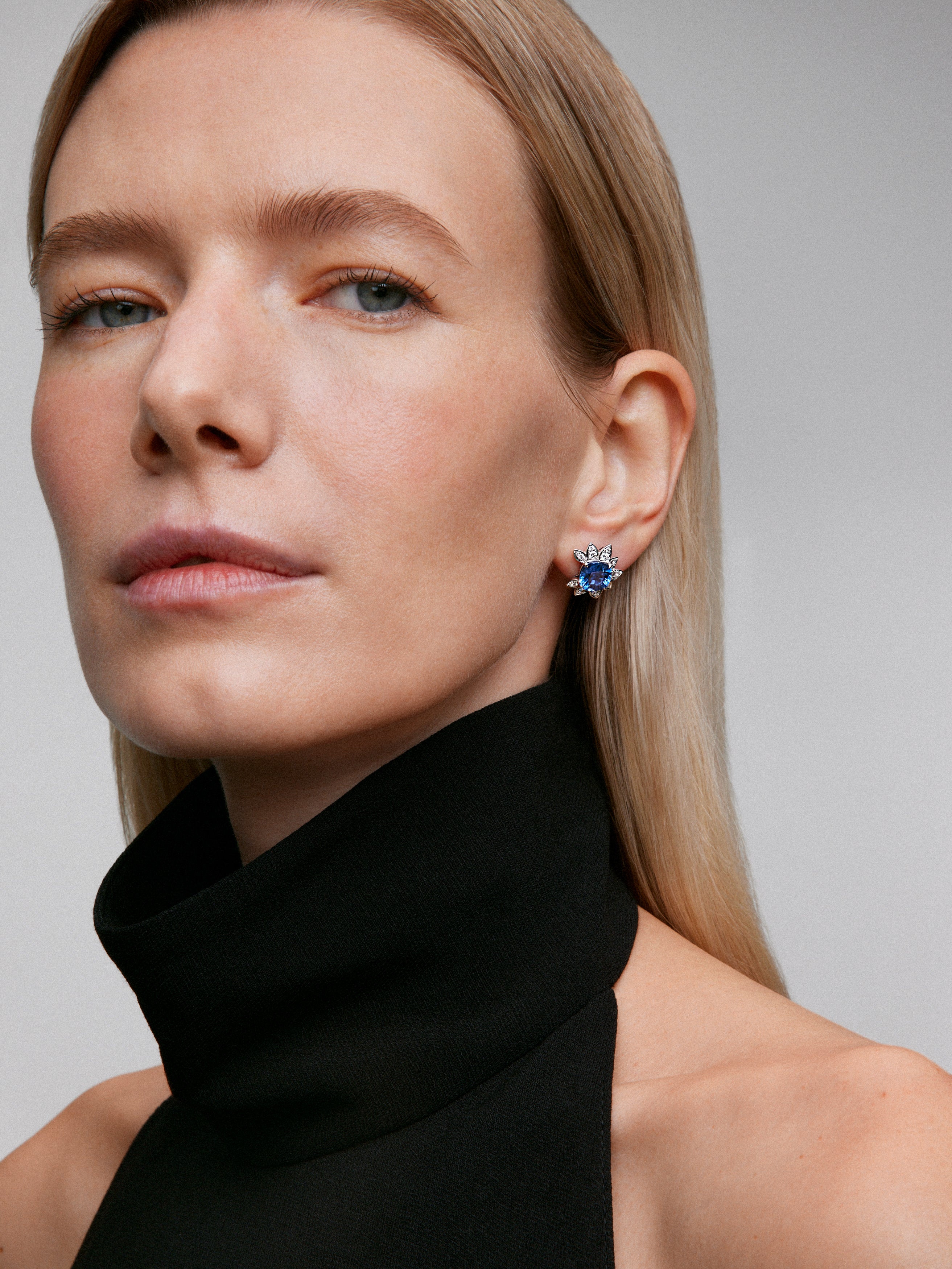 Pendientes de oro blanco de 18K con zafiros azules en talla cushion de 6,25 cts y diamantes blancos en talla brillante de 0,72 cts