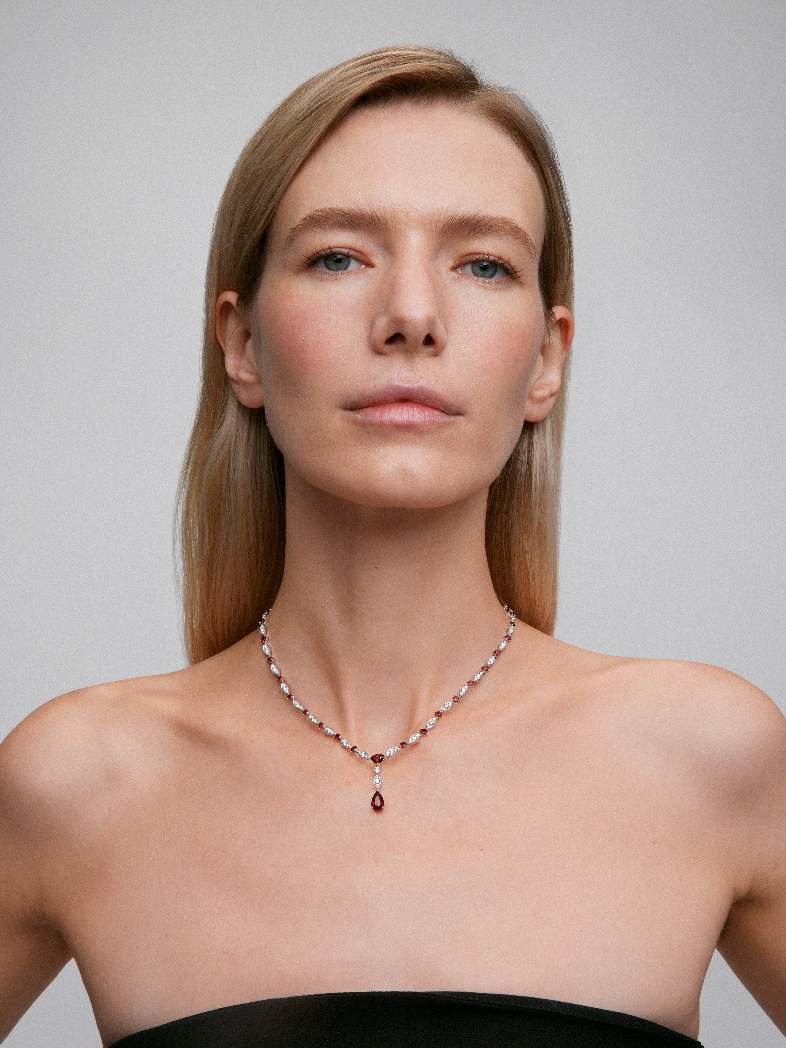 Collar de oro blanco de 18K con rubÃ­es rojos en talla pera y trillon de 3,59 cts y diamantes blancos en talla brillante de 7,1 cts