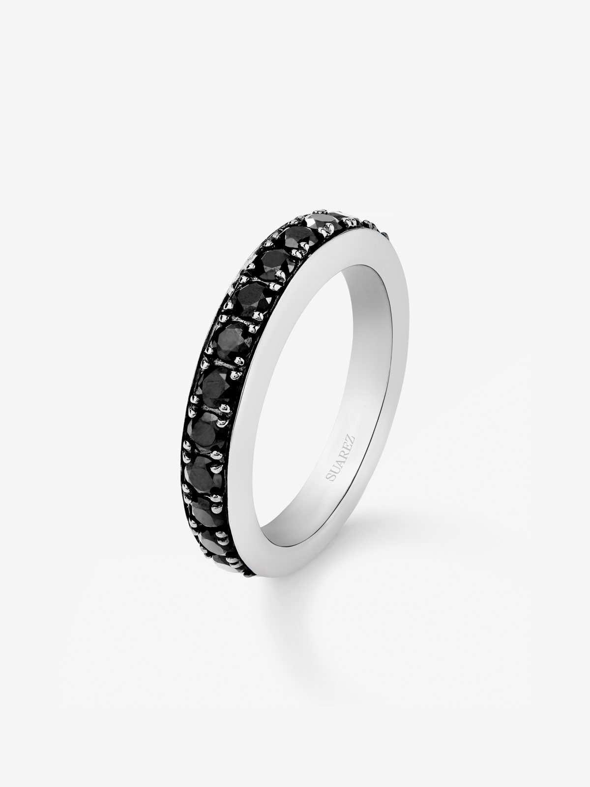 Anillo de plata 925 con 15 espinelas negras en talla brillante con un total de 1,58 cts