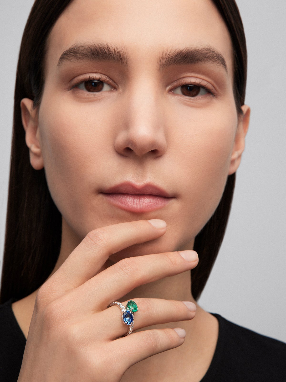 You and me ring in 18K white gold with oval-cut blue sapphire of 1.75 cts, oval-cut emerald of 1.28 cts and 12 brilliant-cut diamonds with a total of 0.25 cts
