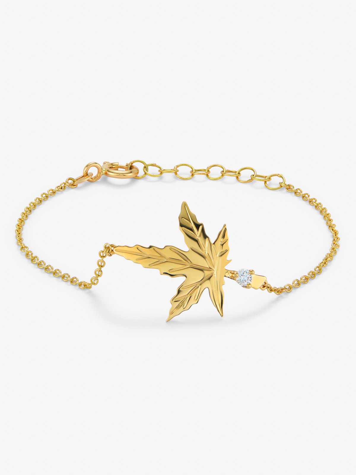 Pulsera de oro amarillo de 18K con un diamante en talla brillante de 0,08 cts y forma de hoja de arce