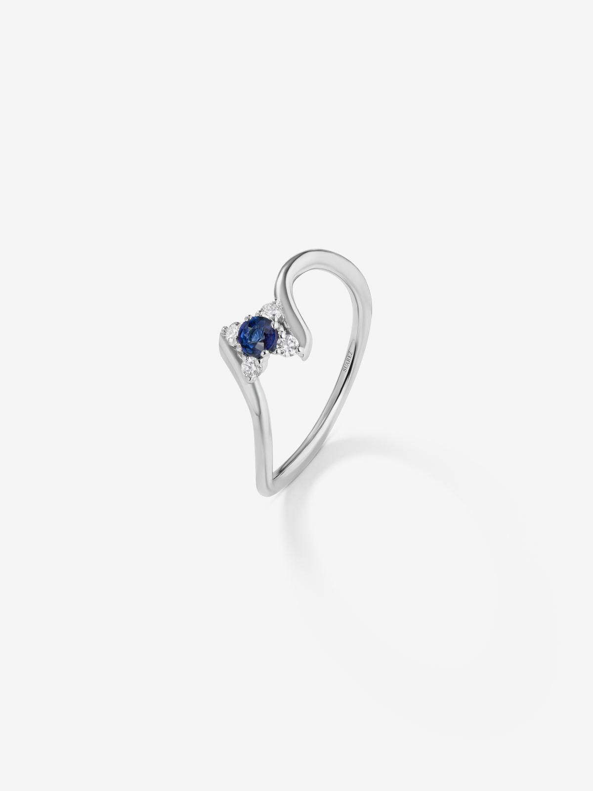 18K white gold ring with sapphire and diamonds.