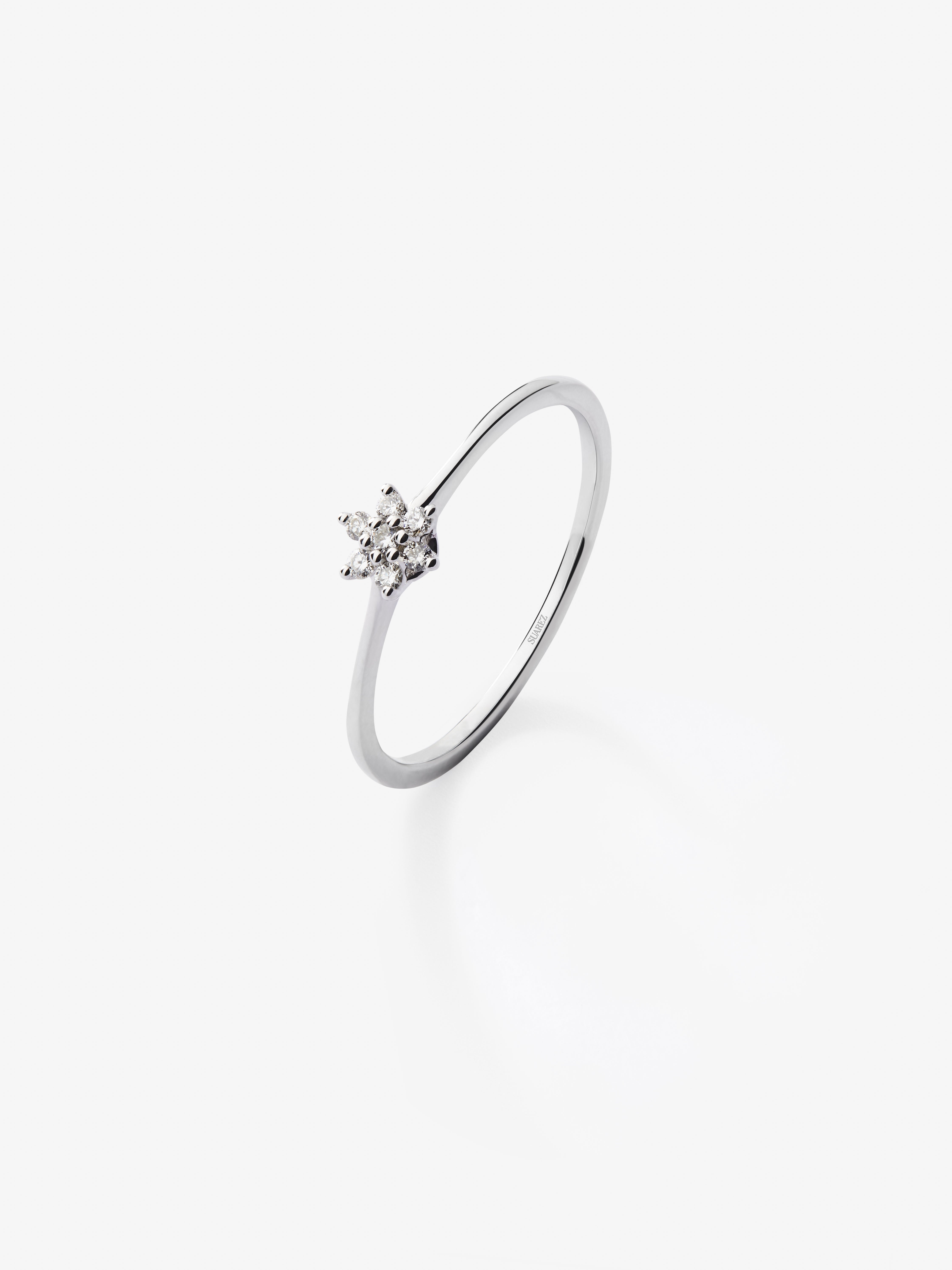 Anillo de oro blanco de 18K con 7 diamantes en talla brillante con un total de 0,07 cts y forma de estrella