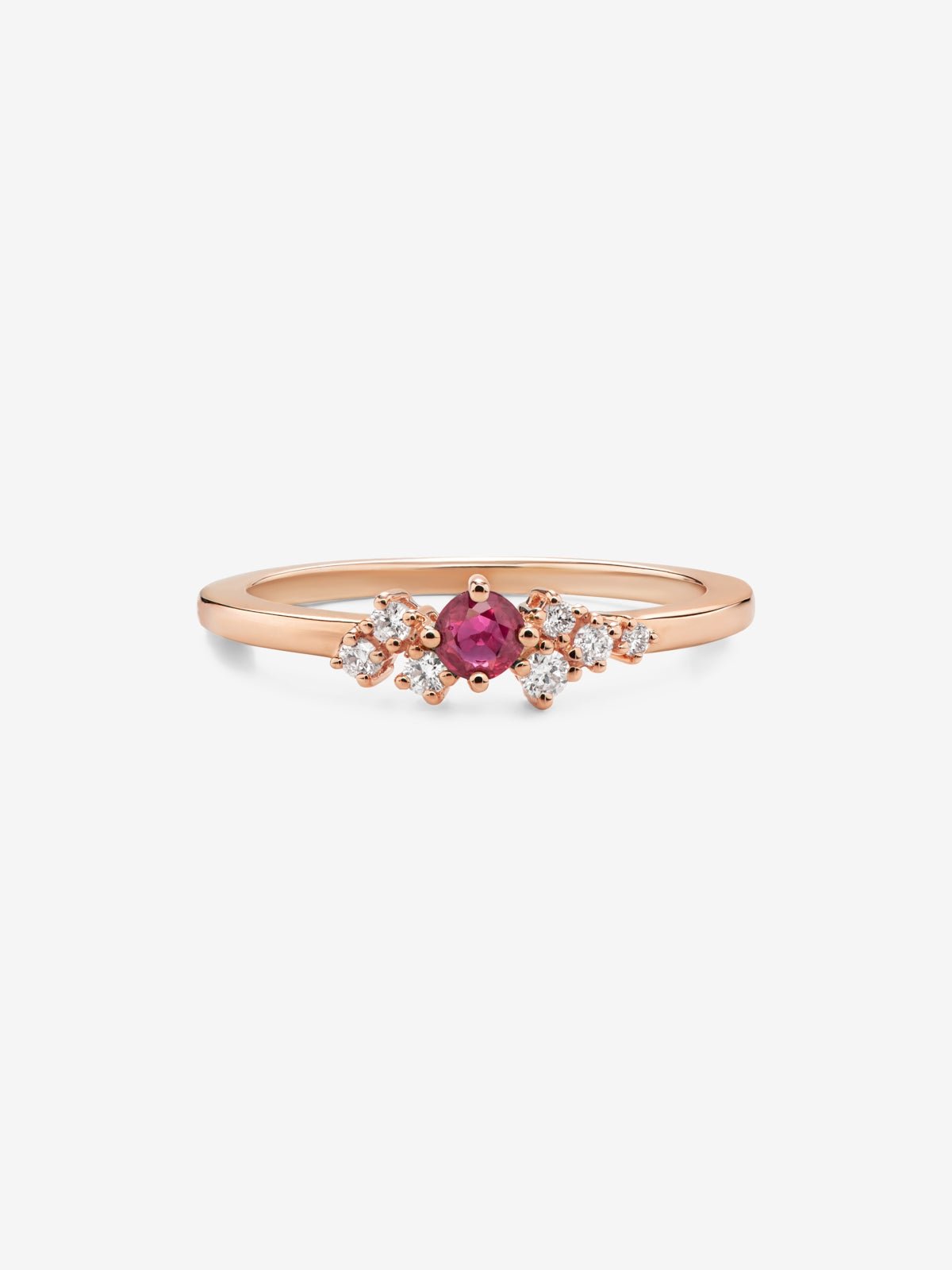 Anillo de oro rosa de 18K con rubí en talla brillante de 0,21 cts y 7 diamantes en talla brillante con un total de 0,1 cts