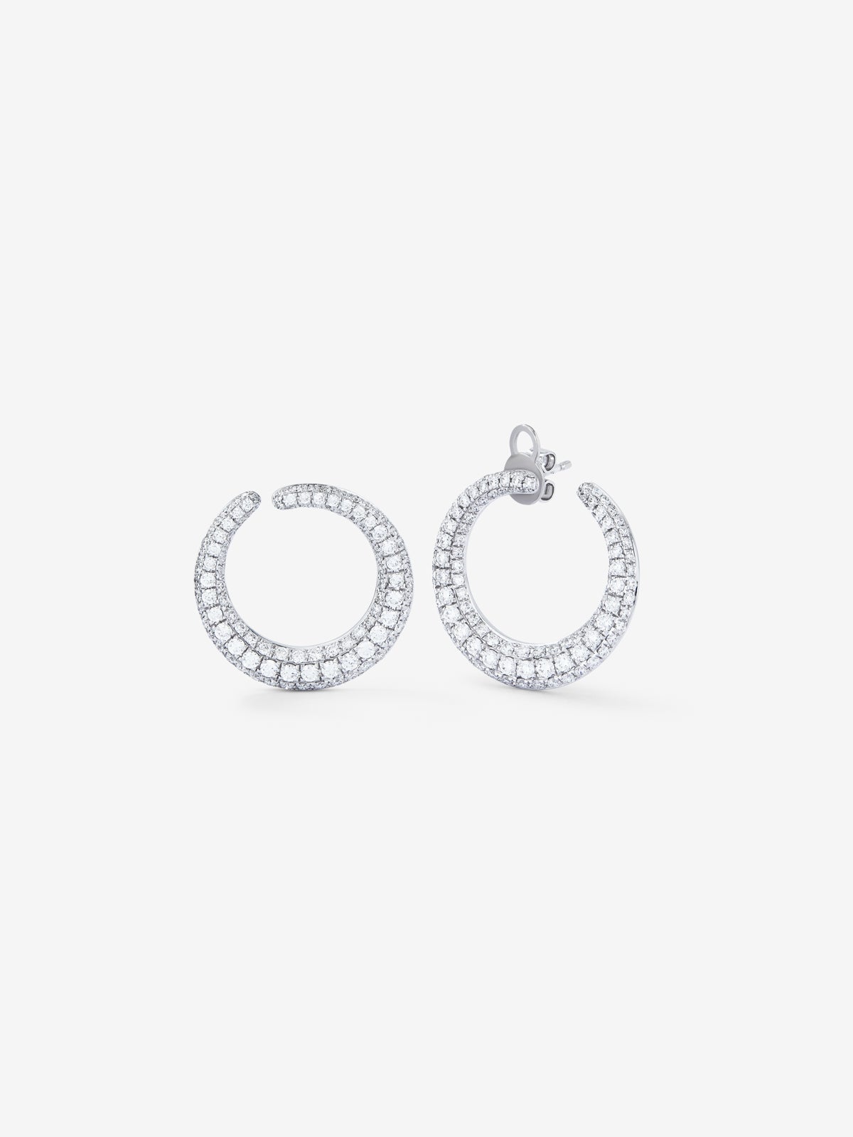 Pendientes de aro abiertos medianos de oro blanco de 18K con pavé de diamantes en talla brillante 2,13 cts