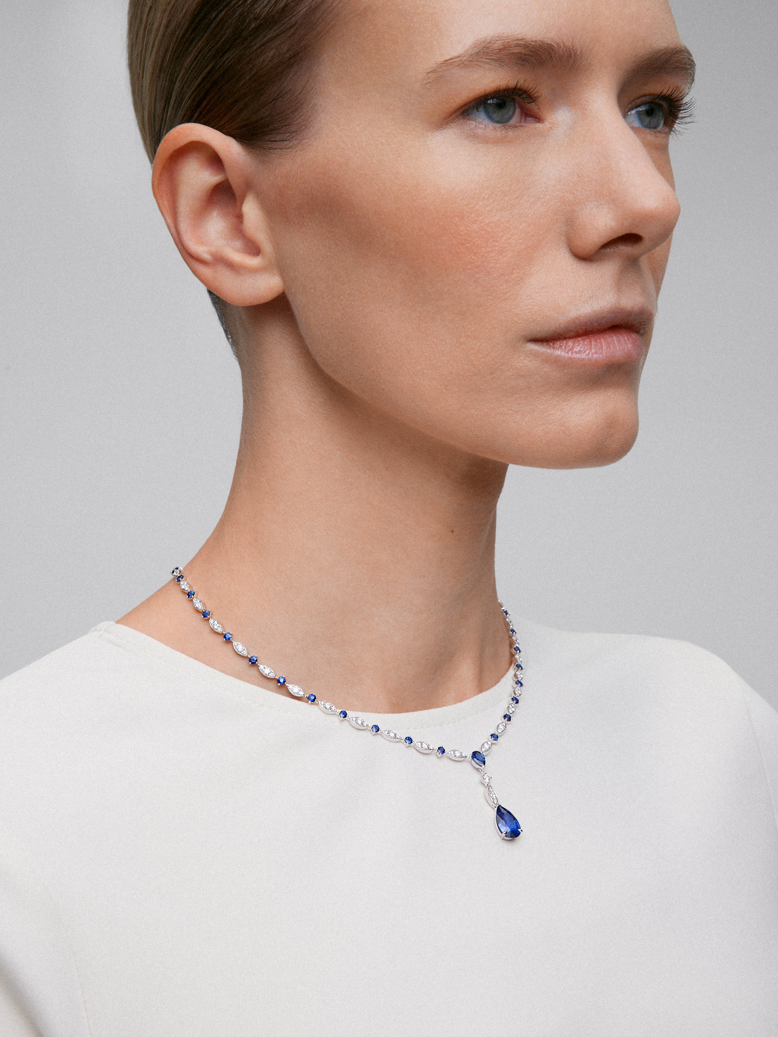 Collar de oro blanco de 18K con zafiros azul royal 8,17 cts y diamantes blancos 3,15 cts