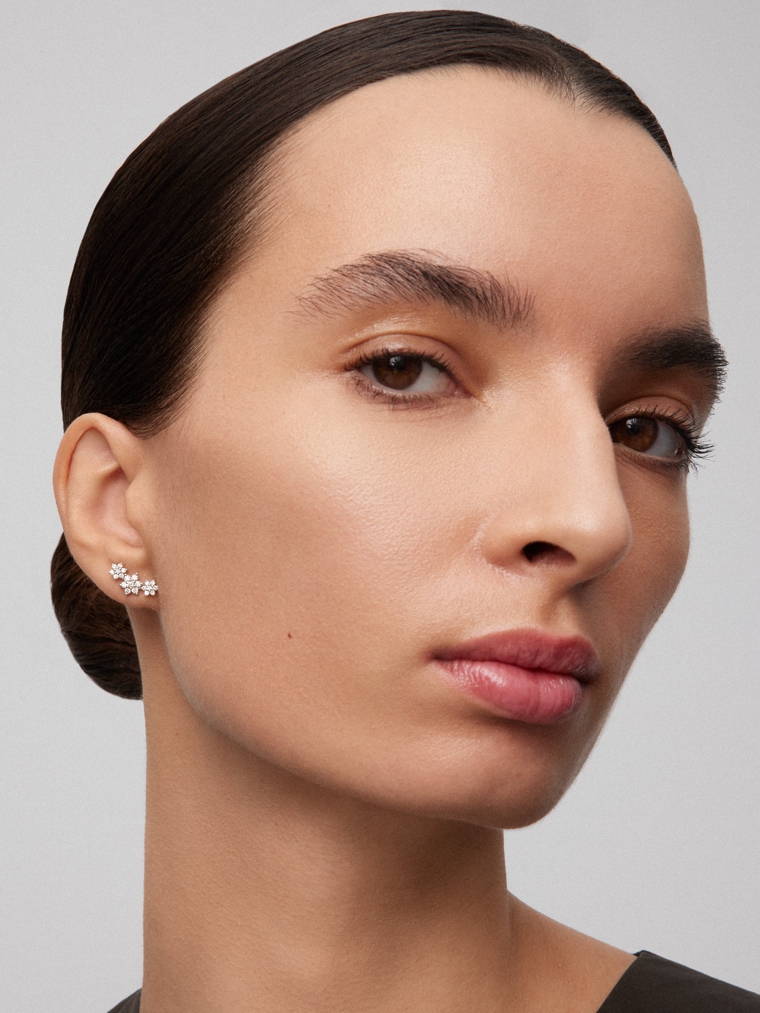 Pendientes trepador de flor de oro blanco de 18K con diamantes