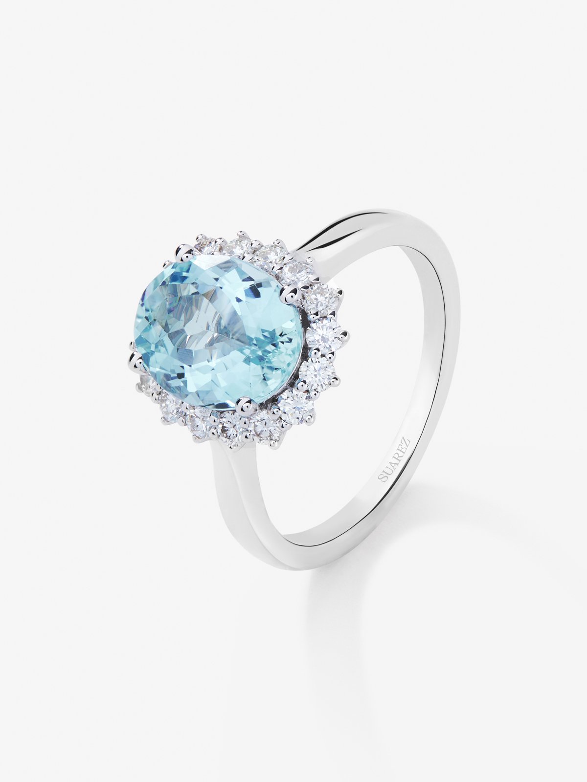 Anillo de oro blanco de 18K con aguamarina en talla oval de 2,74 cts y 16 diamantes en talla brillante con un total de 0,59 cts