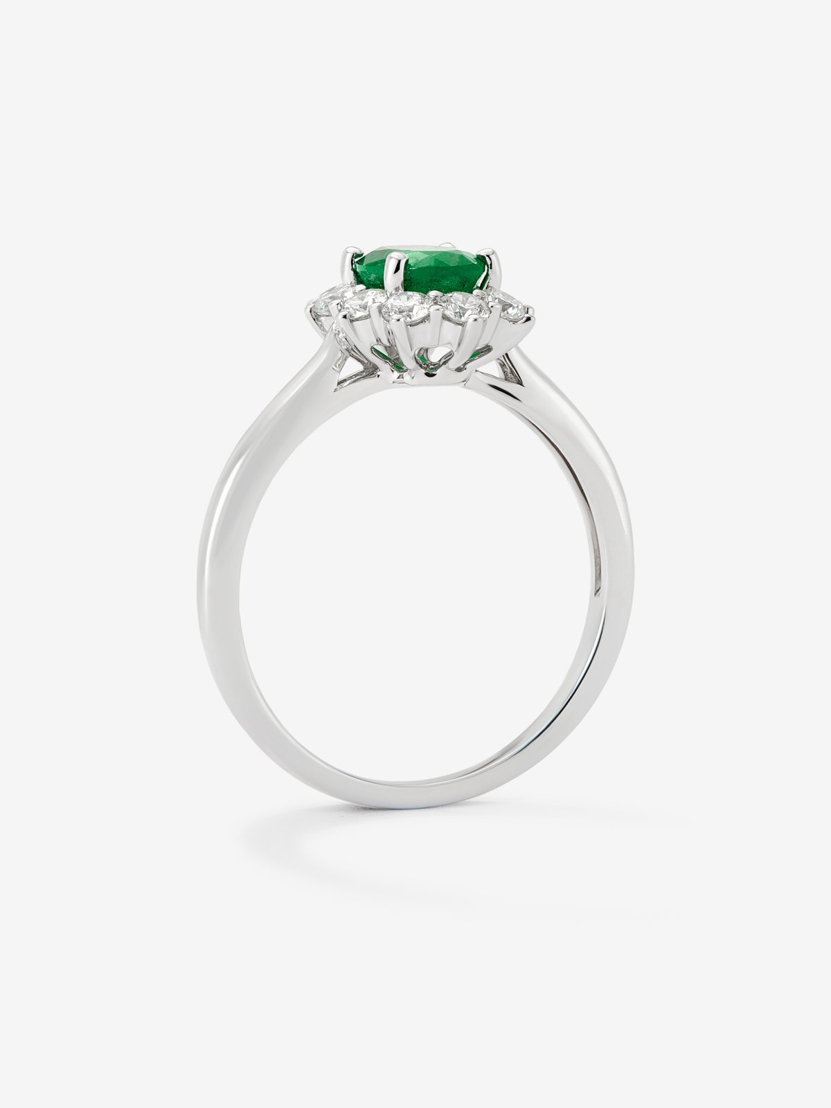 Anillo de oro blanco de 18K con esmeralda verde en talla oval de 0,5 cts y diamantes en talla brillante con un total de 0,18 cts