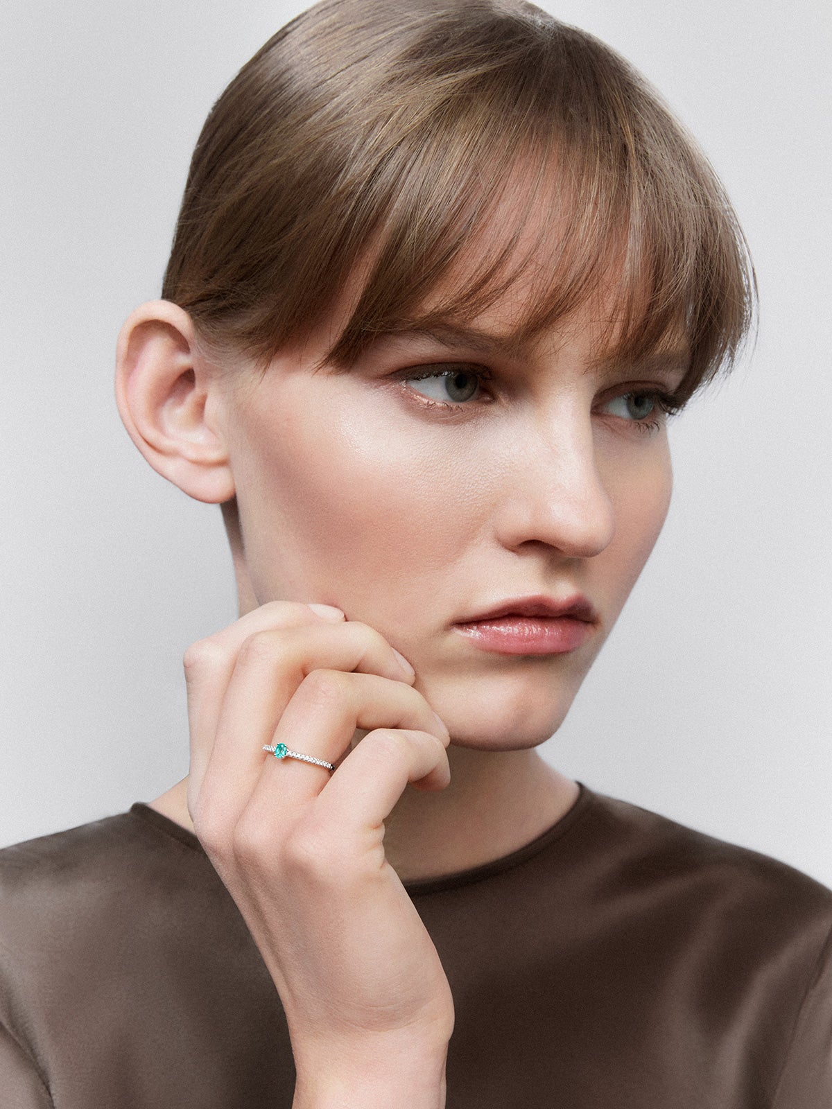 Anillo solitario de oro blanco de 18K con esmeralda y diamante