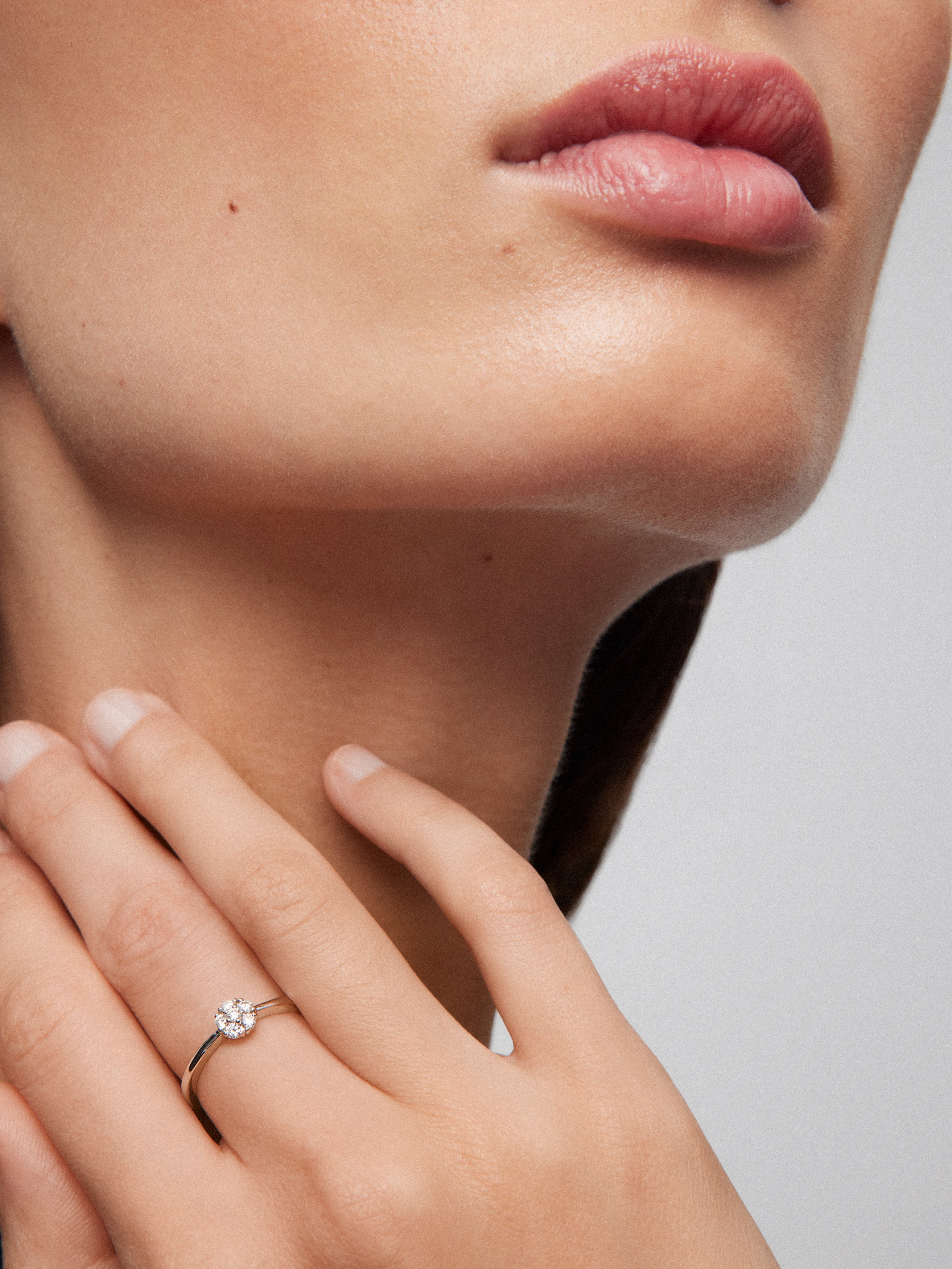 Anillo de oro blanco de 18kt con diamante
