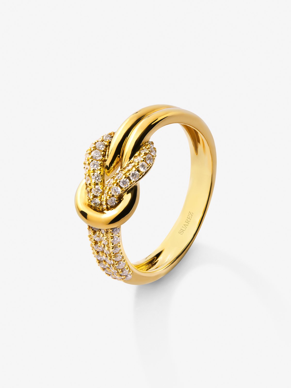 Anillo de oro amarillo de 18K con diamantes blancos en talla brillante de 0,32 cts y forma de nudo