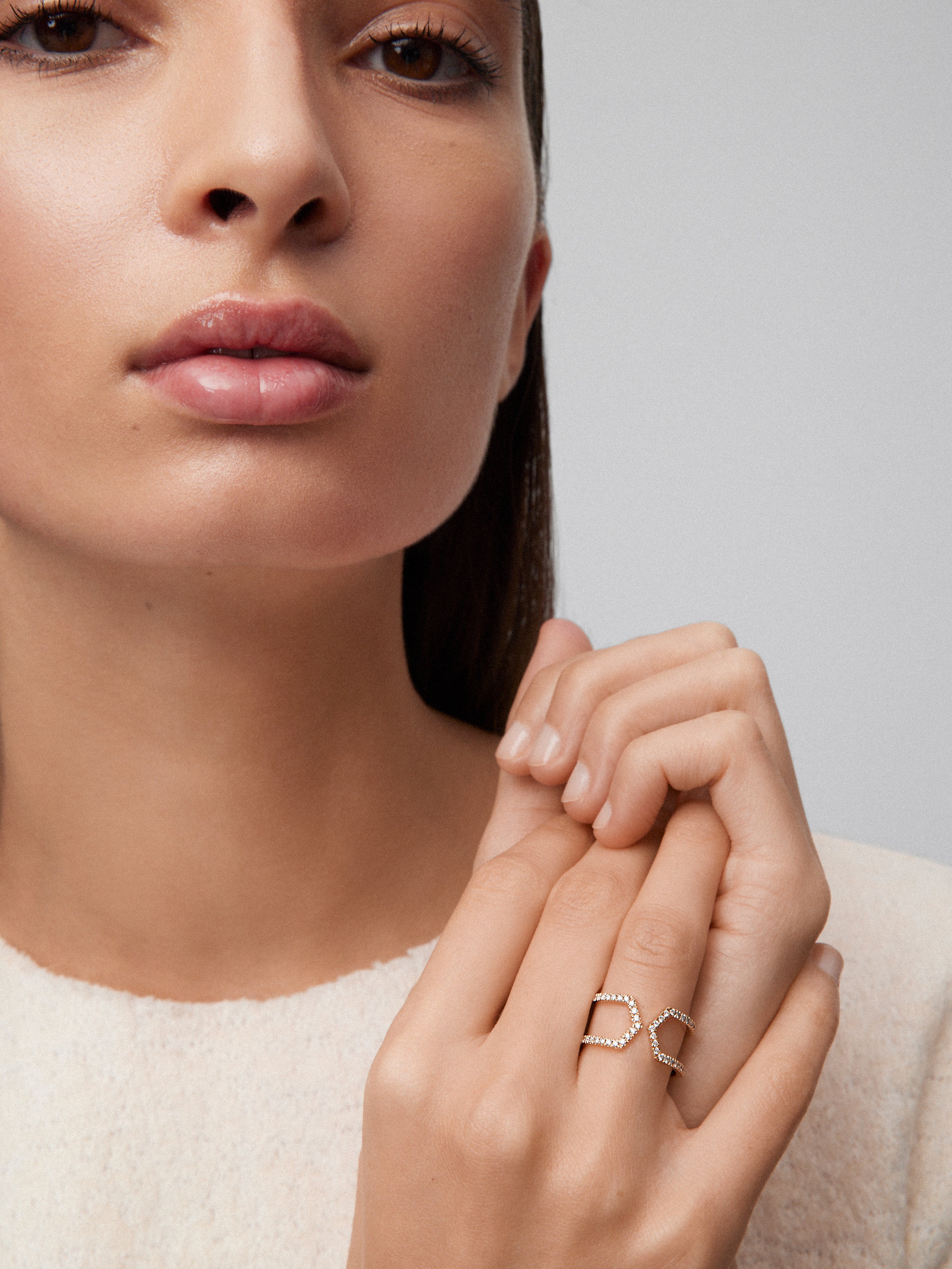 Anillo abierto de oro amarillo de 18K con diamantes blancos en talla brillante de 0,37 cts