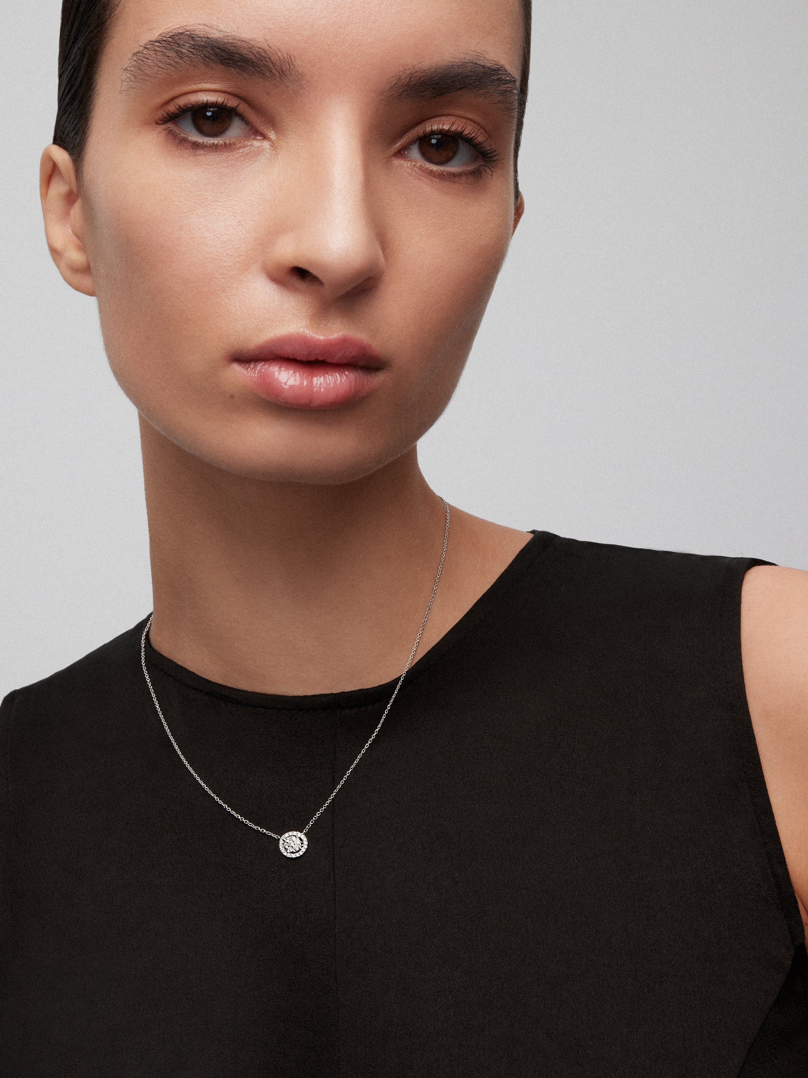 Colgante de oro blanco de 18kt con diamantes