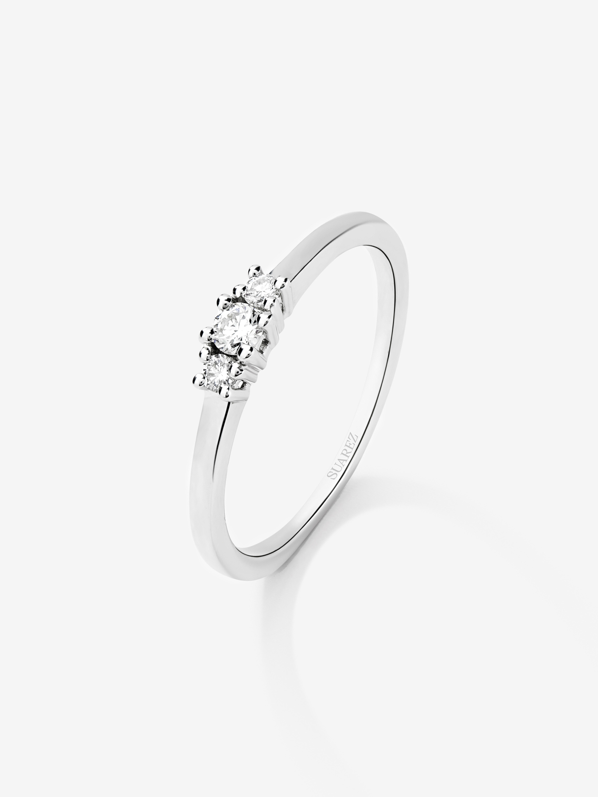 Anillo tresillo de oro blanco de 18K con diamantes