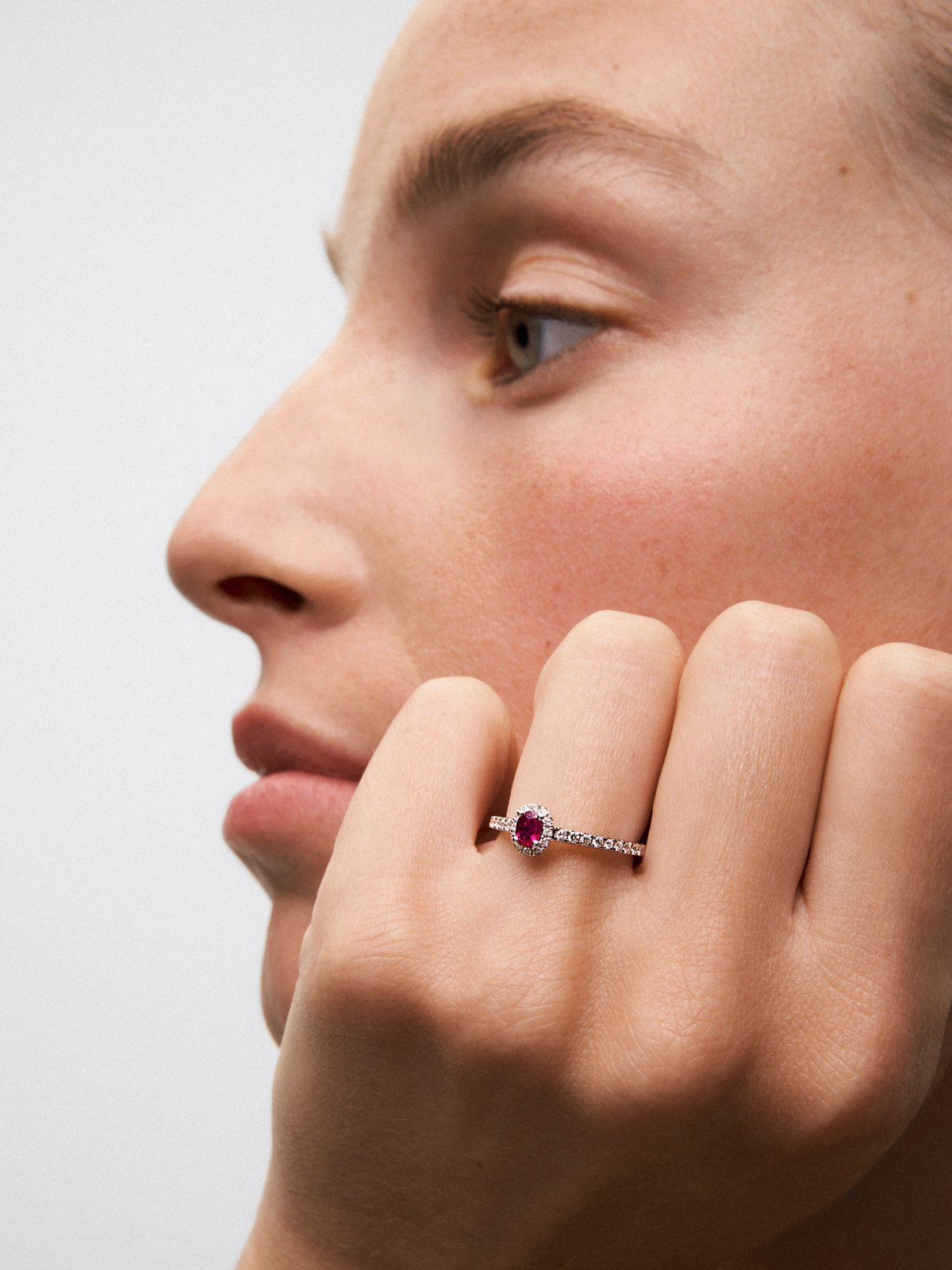 Anillo de oro blanco de 18K con rubí rojo intenso en talla oval de 0,52 cts y diamantes blancos en talla brillante de 0,29 cts 