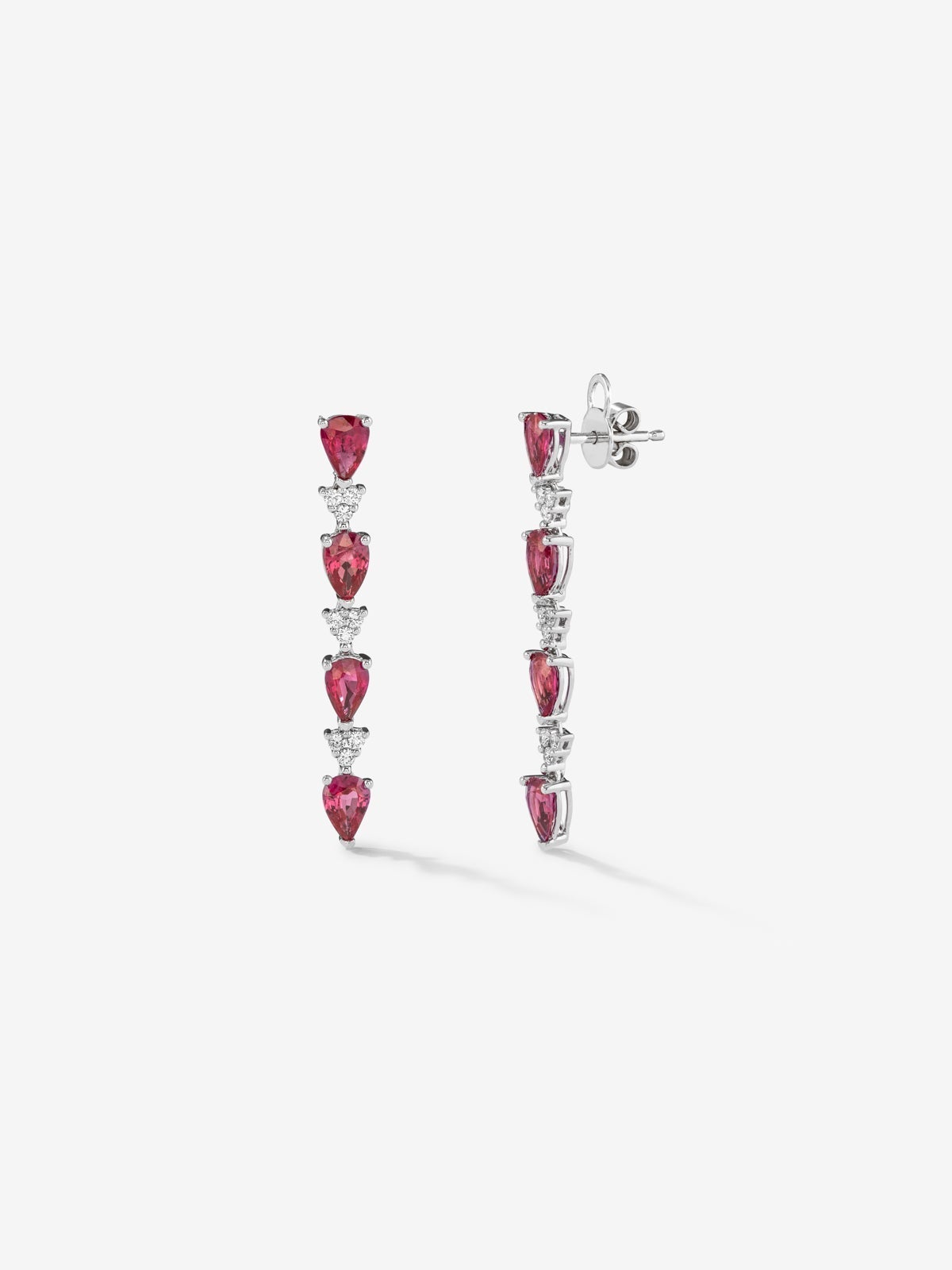 Pendientes de oro blanco de 18K con rubíes rojos en talla pera de 3,68 cts y diamantes blancos en talla brillante de 0,26 cts