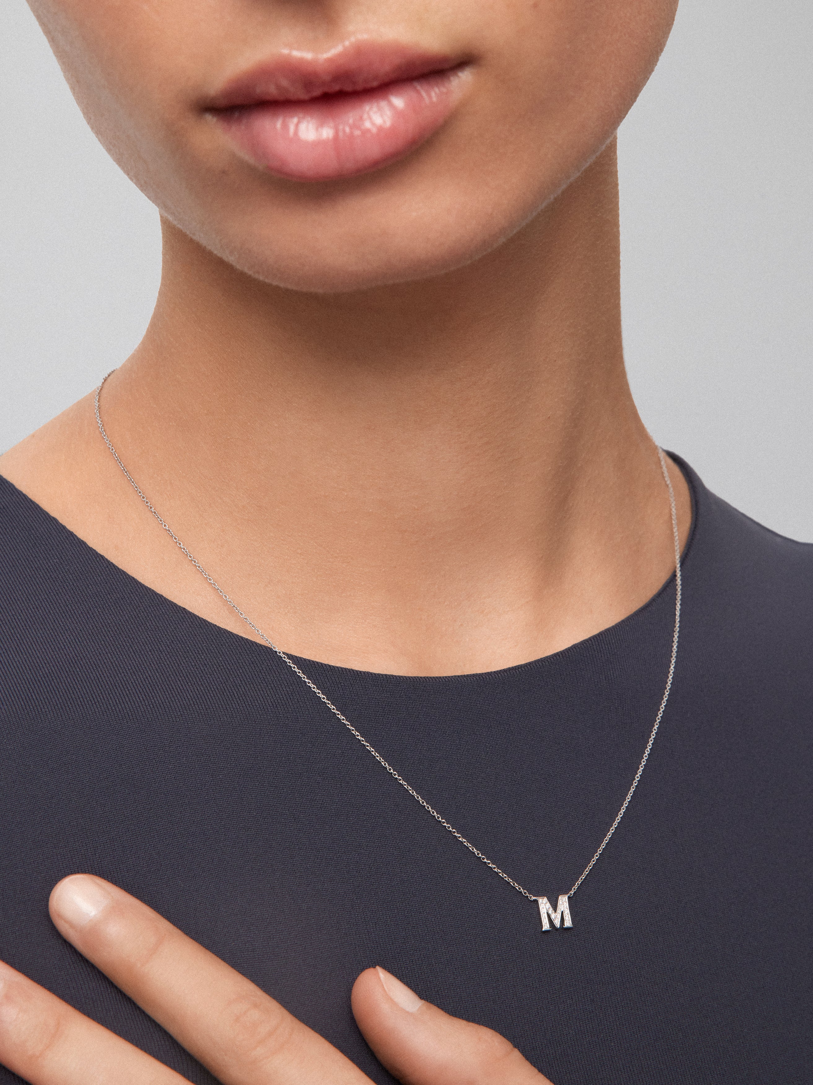 Colgante cadena con inicial pequeña de oro blanco de 18K y diamantes