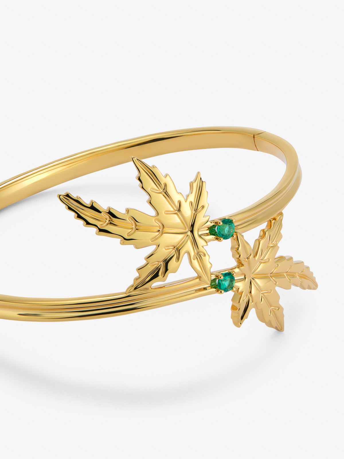 Pulsera de oro amarillo de 18K con 2 esmeraldas en talla brillante con un total de 0,23 cts y forma de hoja de arce