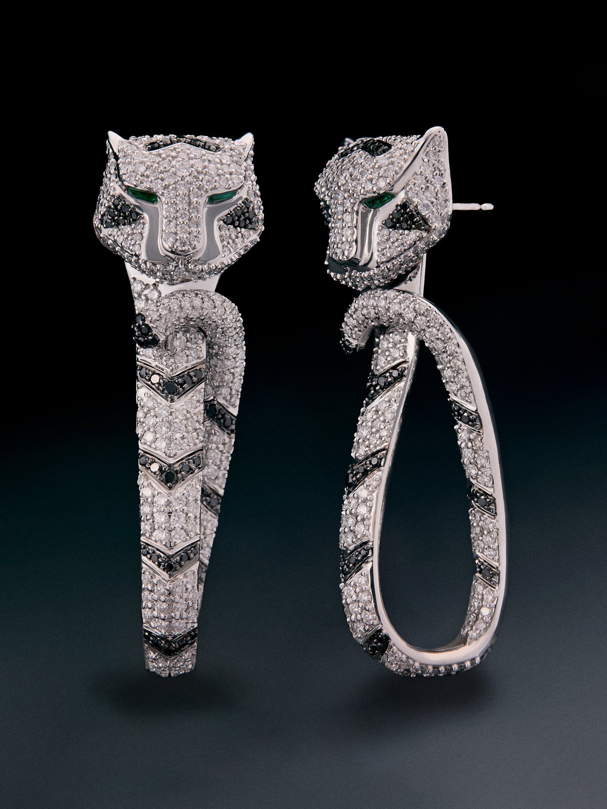 Detachable earrings in 18K white gold with 2.68 ct brilliant-cut white diamonds and 0.47 ct black diamonds, and 0.26 ct trapezoid-cut emeralds in the shape of a tiger