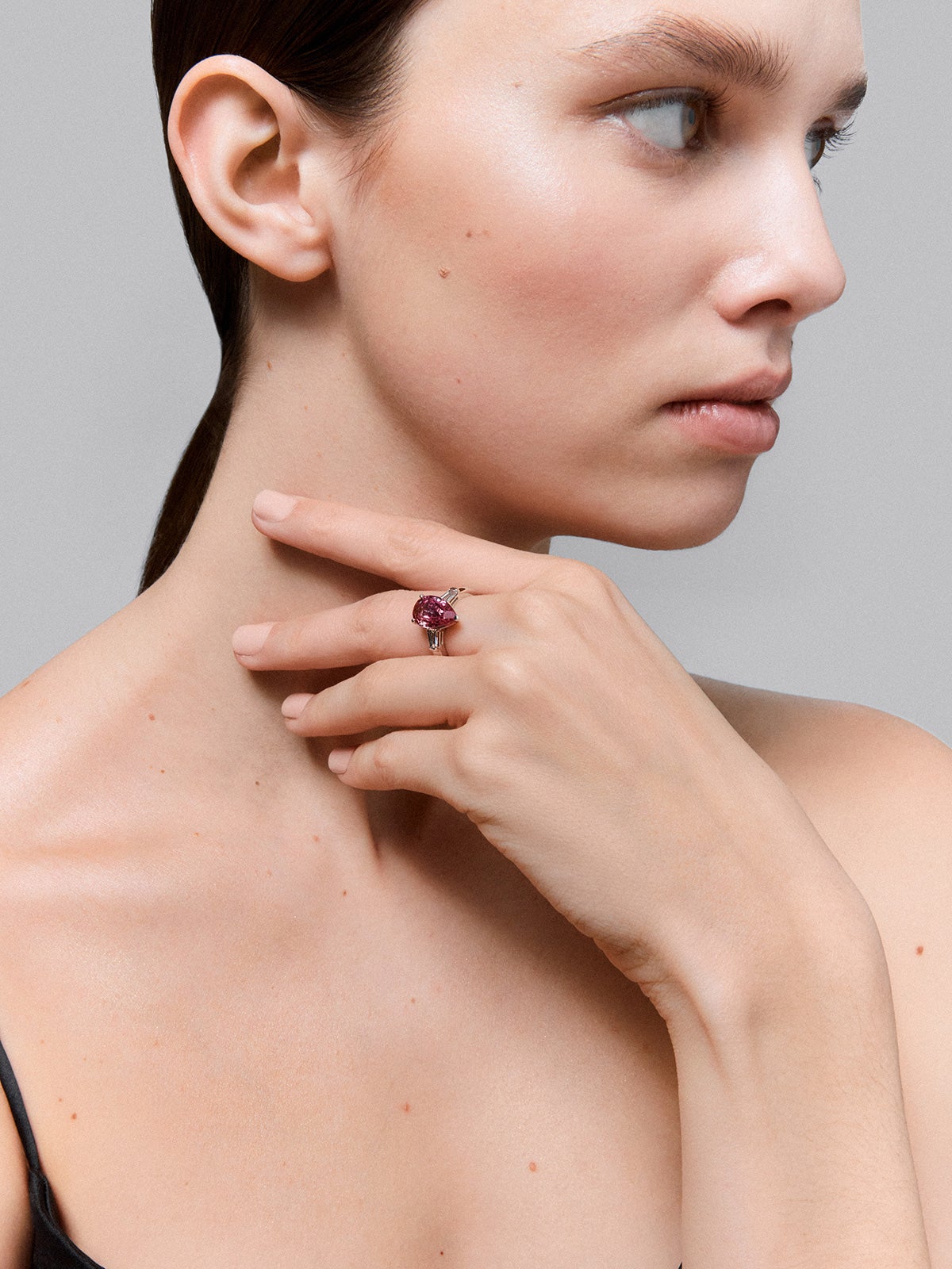 Anillo tresillo de oro blanco de 18kt con zafiro rosa central talla pera de 4,86cts y diamantes
