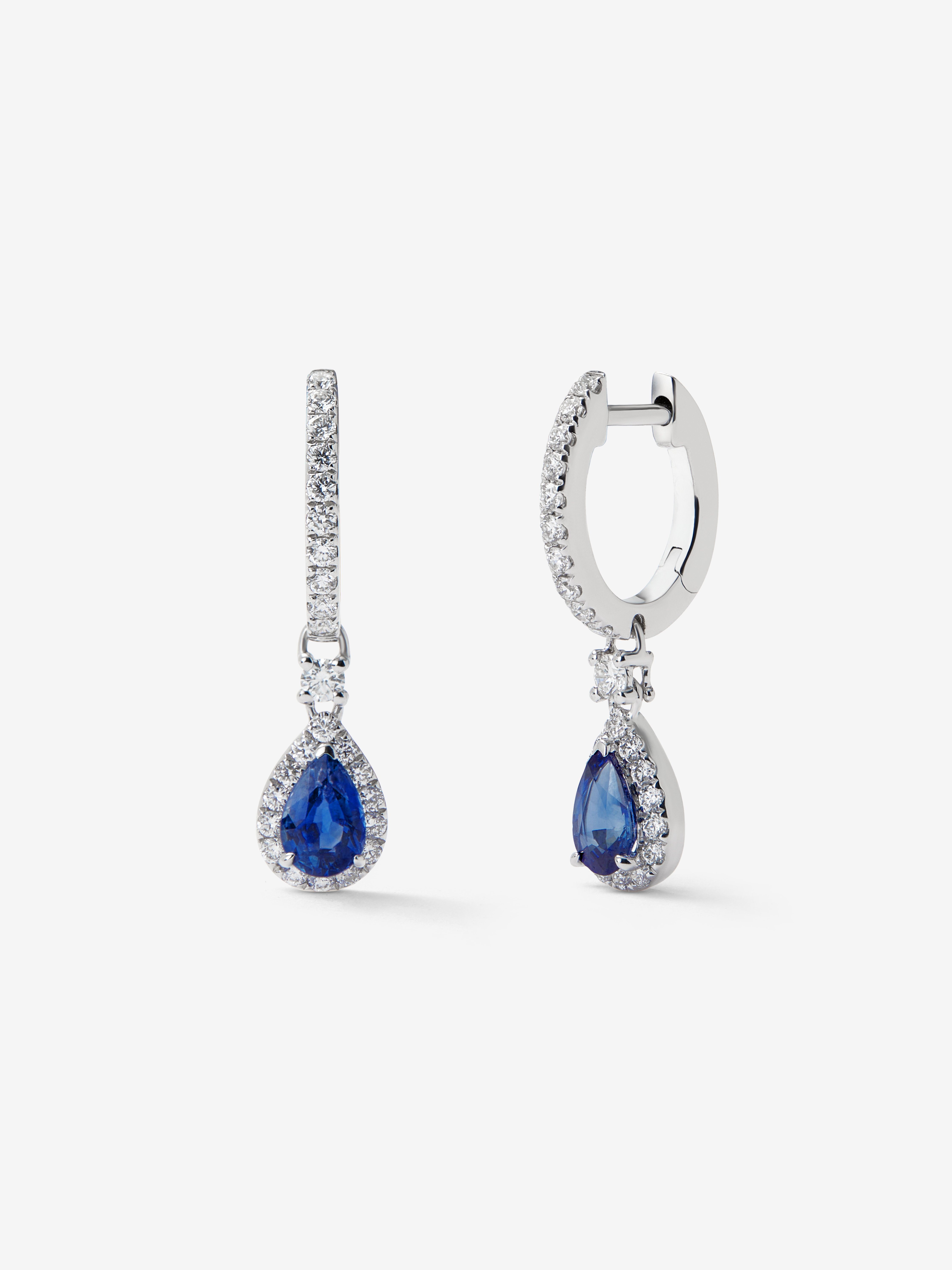 Pendientes de oro blanco de 18K con 2 zafiros azules en talla pera con un total de 0,46 cts y 54 diamantes en talla brillante con un total de 0,27 cts