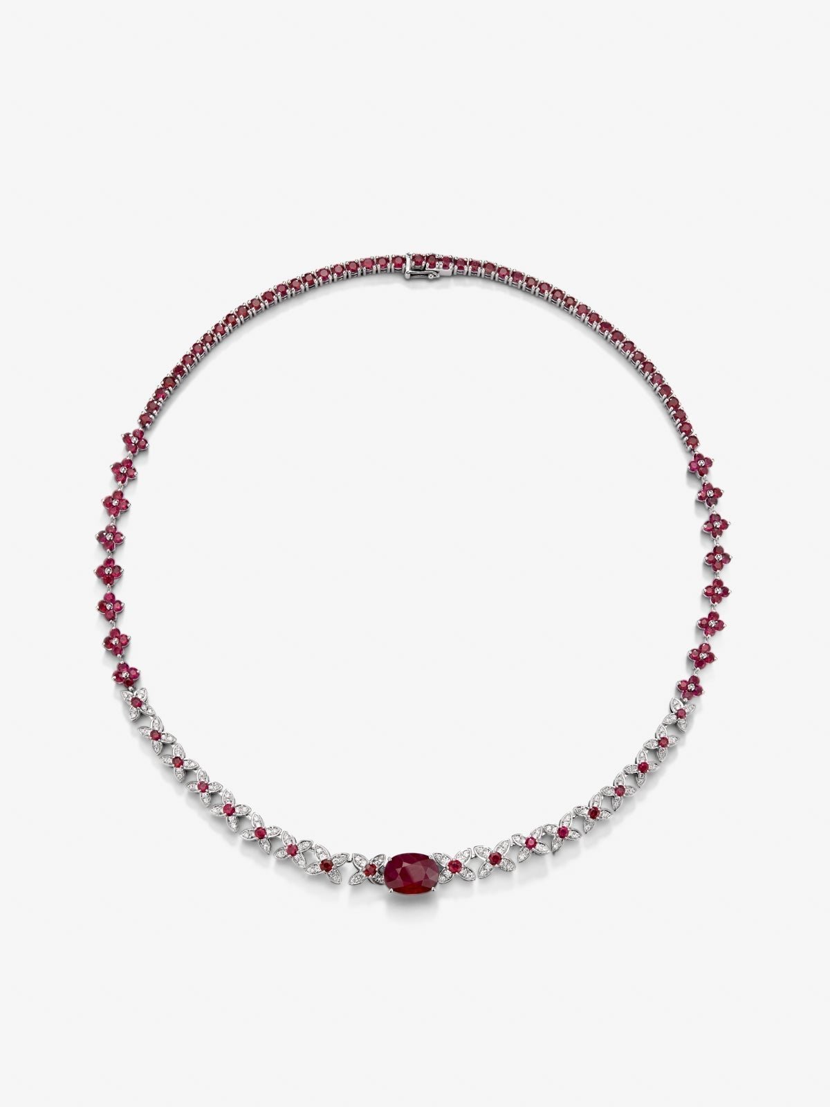 Collar de oro blanco de 18K con rubí rojos pigeon blod en talla oval de 5,04 cts, rubíes rojos en talla brillante de 13 cts y diamantes blancos en talla brillante de 1,11 cts