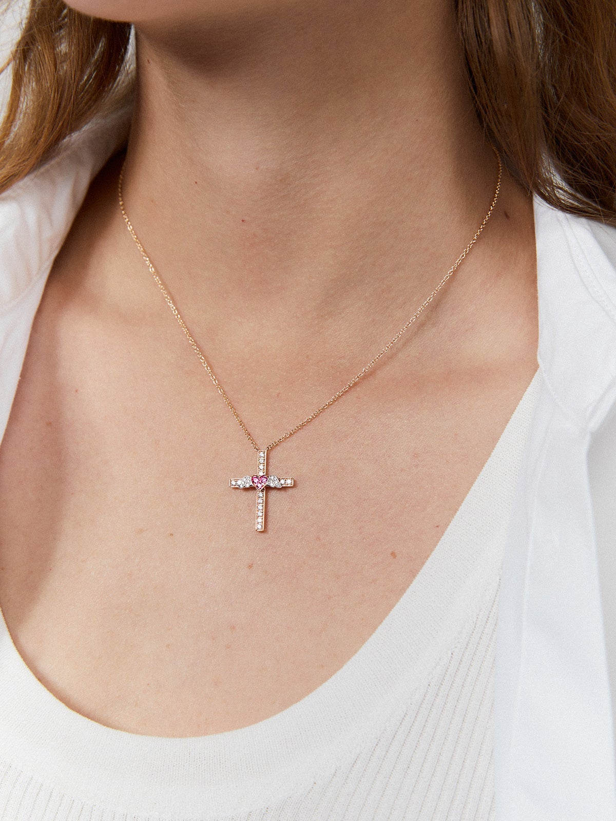 Colgante cruz y corazón con alas de oro rosa de 18kt con diamantes y zafiros rosas