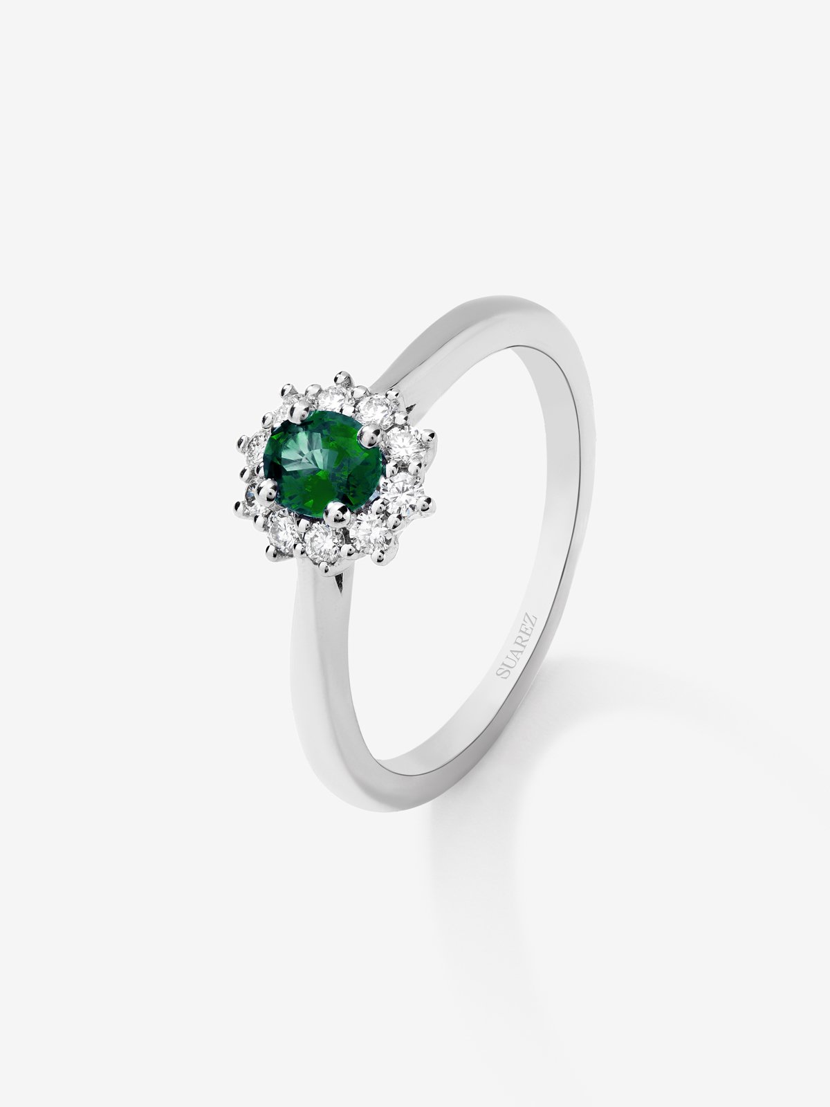 Anillo de oro blanco de 18K con esmeralda verde en talla oval y diamantes blancos en talla brillante