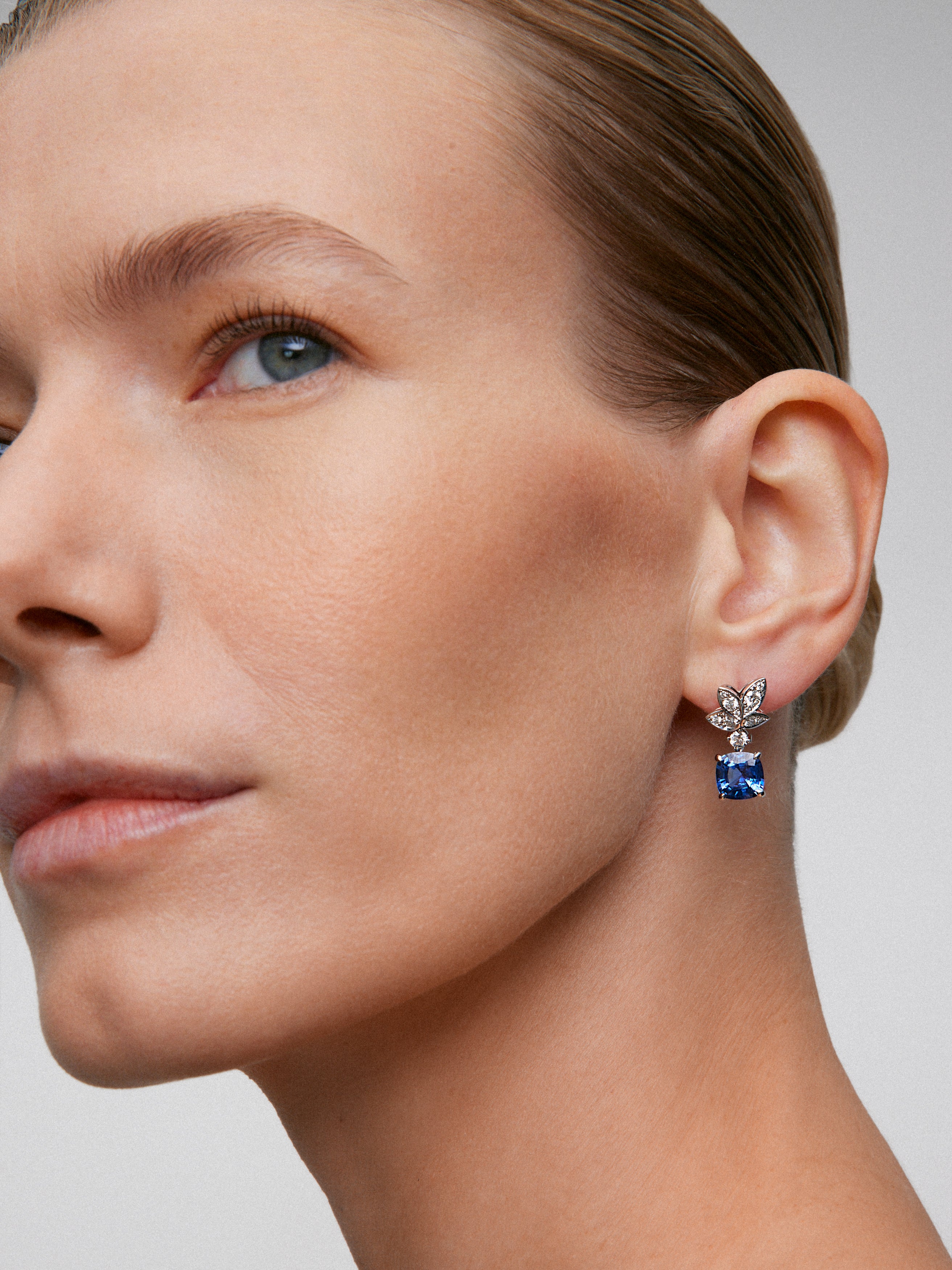 Pendientes de oro blanco de 18K con zafiros azules en talla cushion de 5,95 cts y diamantes blancos en talla brillante de 0,9 cts