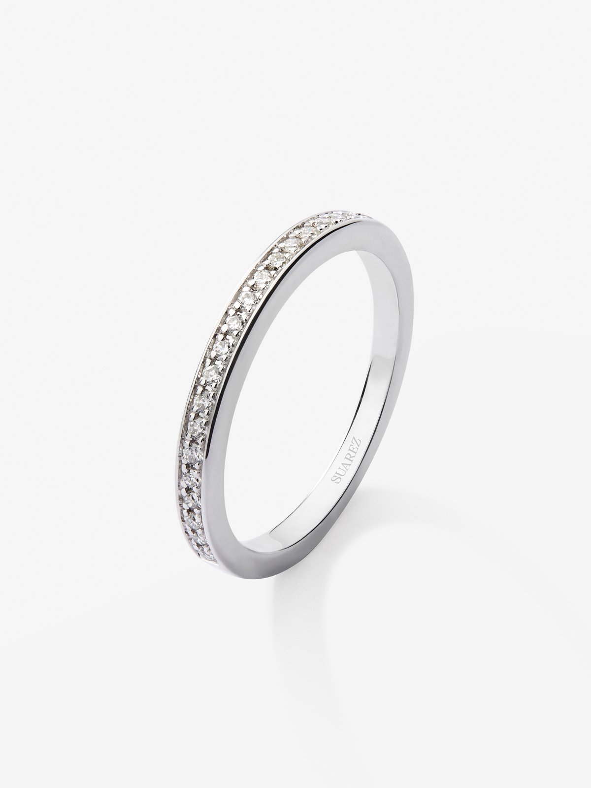 Media alianza de oro blanco de 18K con 20 diamantes en talla brillante con un total de 0,12 cts