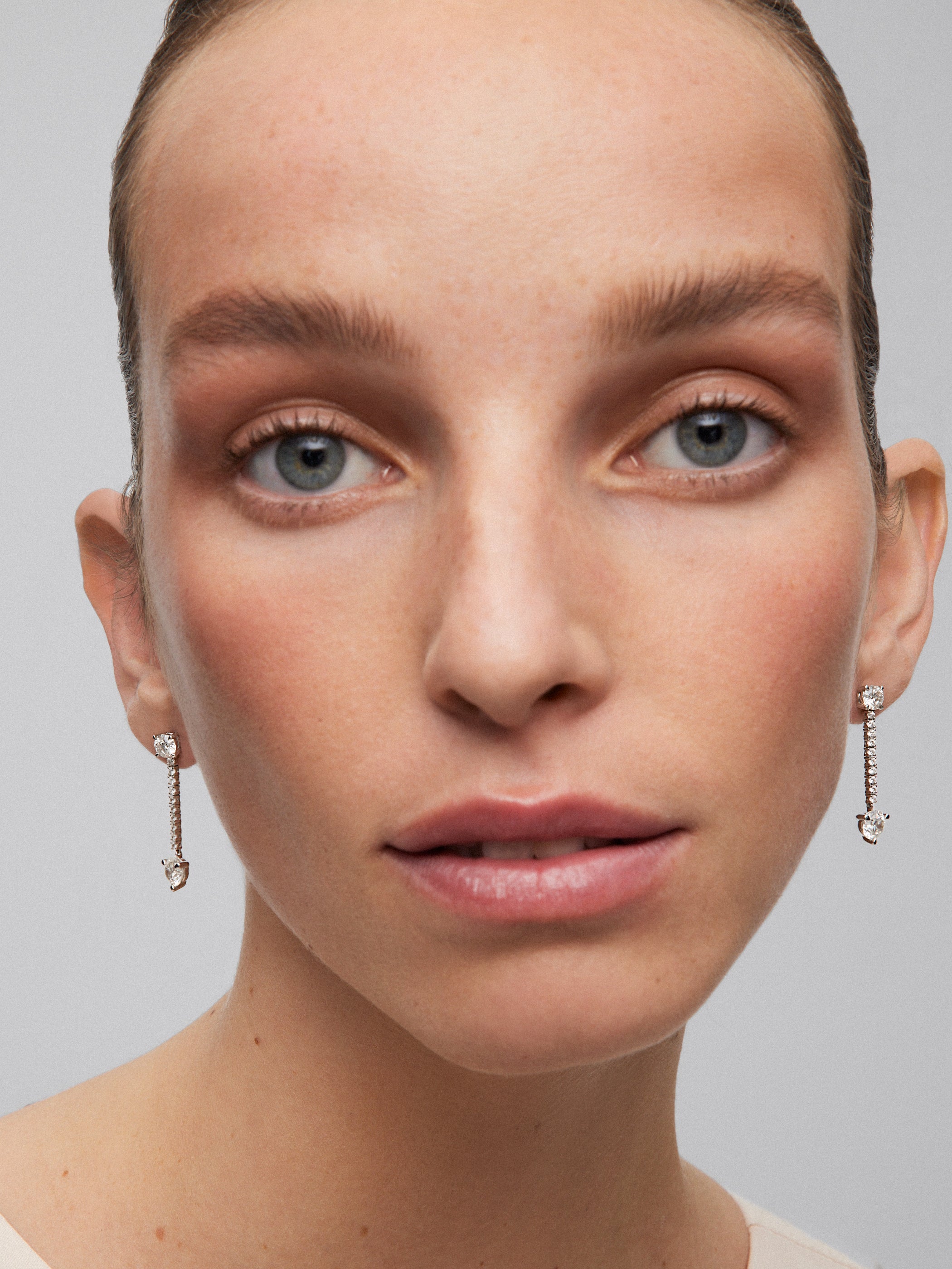 Pendientes desmontables de oro blanco de 18K con diamantes blancos en talla brillante de 3,42 cts