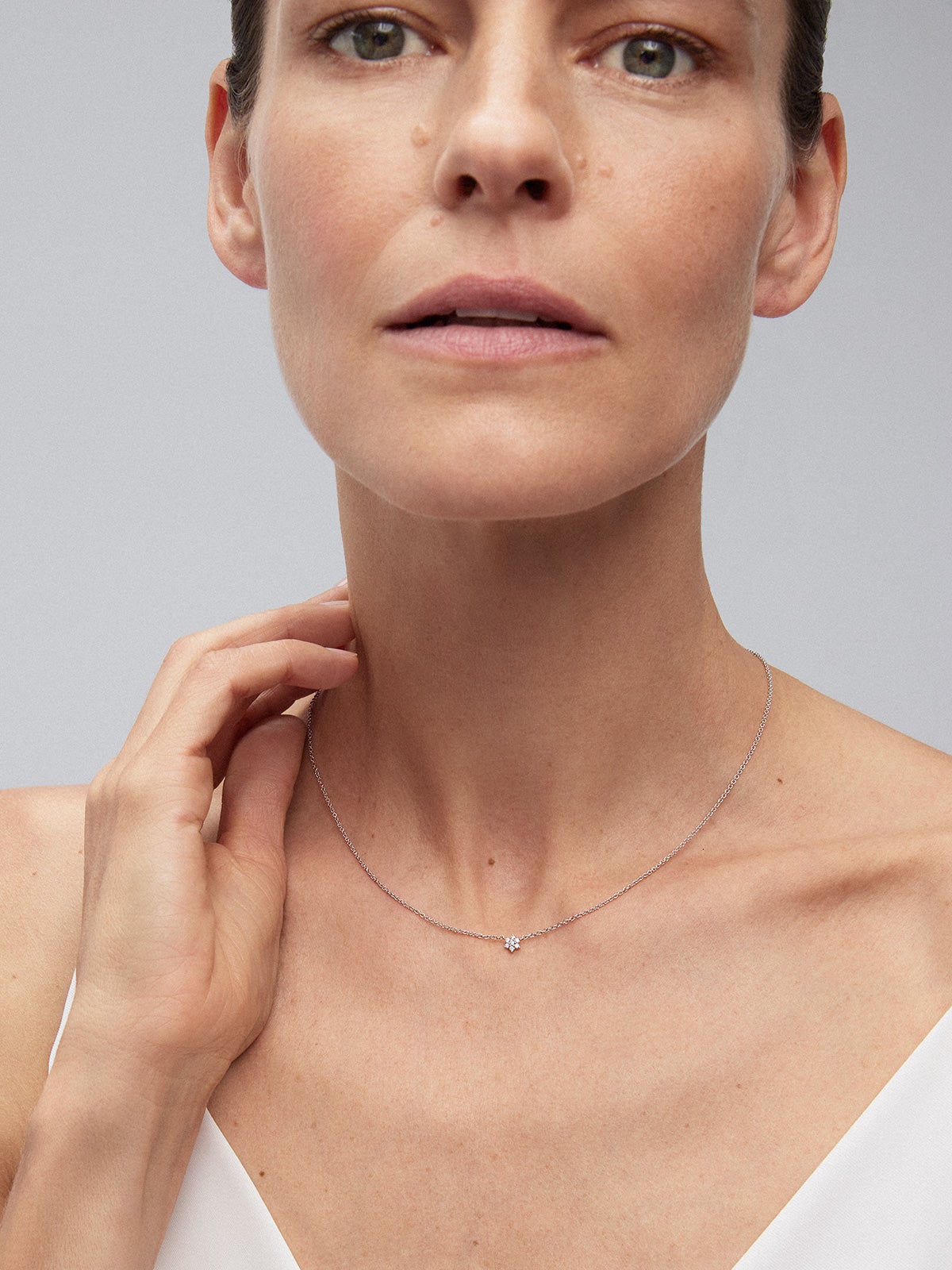 Colgante de oro blanco de 18K y diamantes en talla brillante de 0,08 cts y forma de estrella