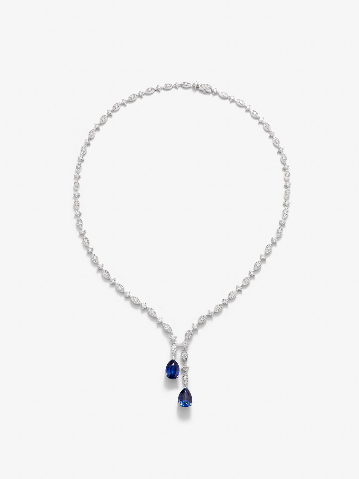 18K white gold necklace with intense blue sapps in 6.43 cts and white diamonds in 6.51 cts bright diamonds