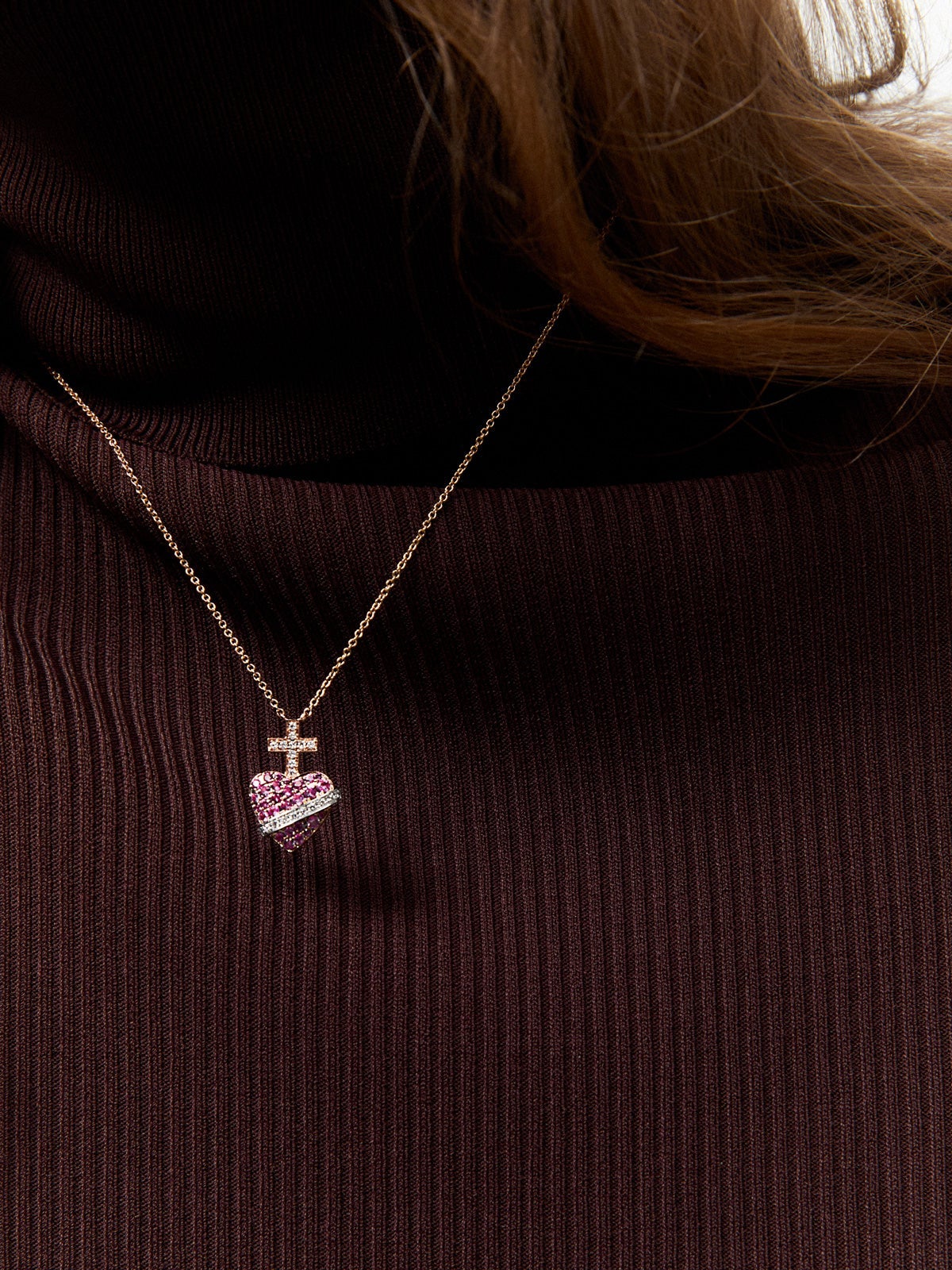 Colgante cruz y corazón de oro rosa de 18kt con diamantes y zafiros rosas