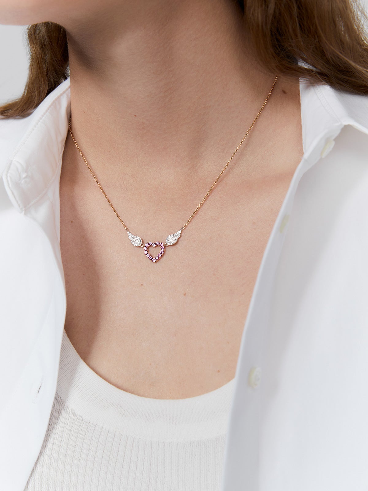 Colgante corazón con alas de oro rosa y oro blanco de 18kt con zafiros rosas y diamantes