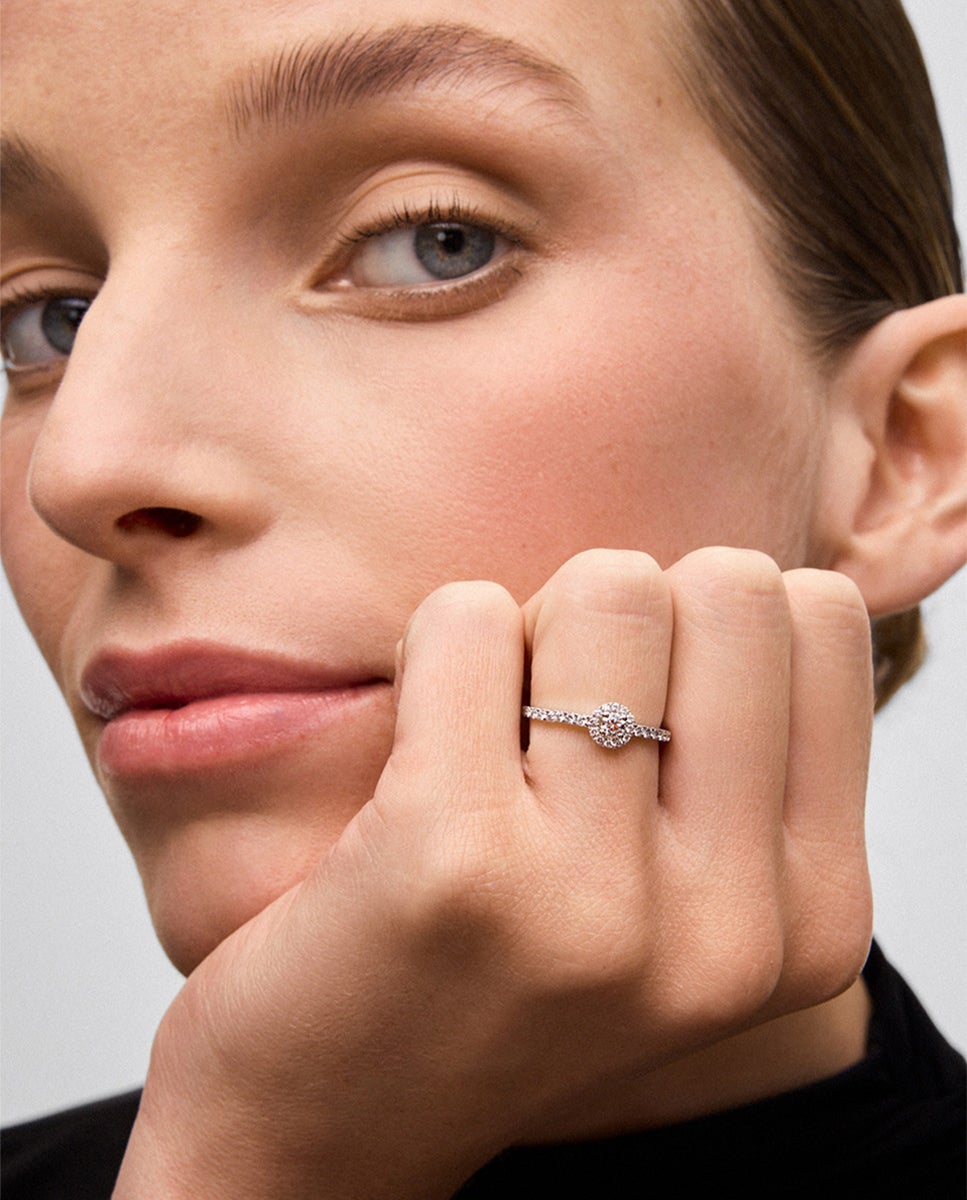18K white gold ring with central brilliant-cut diamond of 0.15 cts and border and arm of 28 brilliant-cut diamonds with a total of 0.3 cts