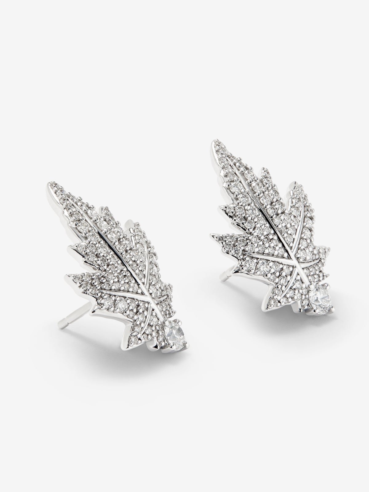 Pendientes de oro blanco de 18K con 2 diamantes centrales con un total de 0,26 cts, pavé de diamantes y forma de hoja de arce  