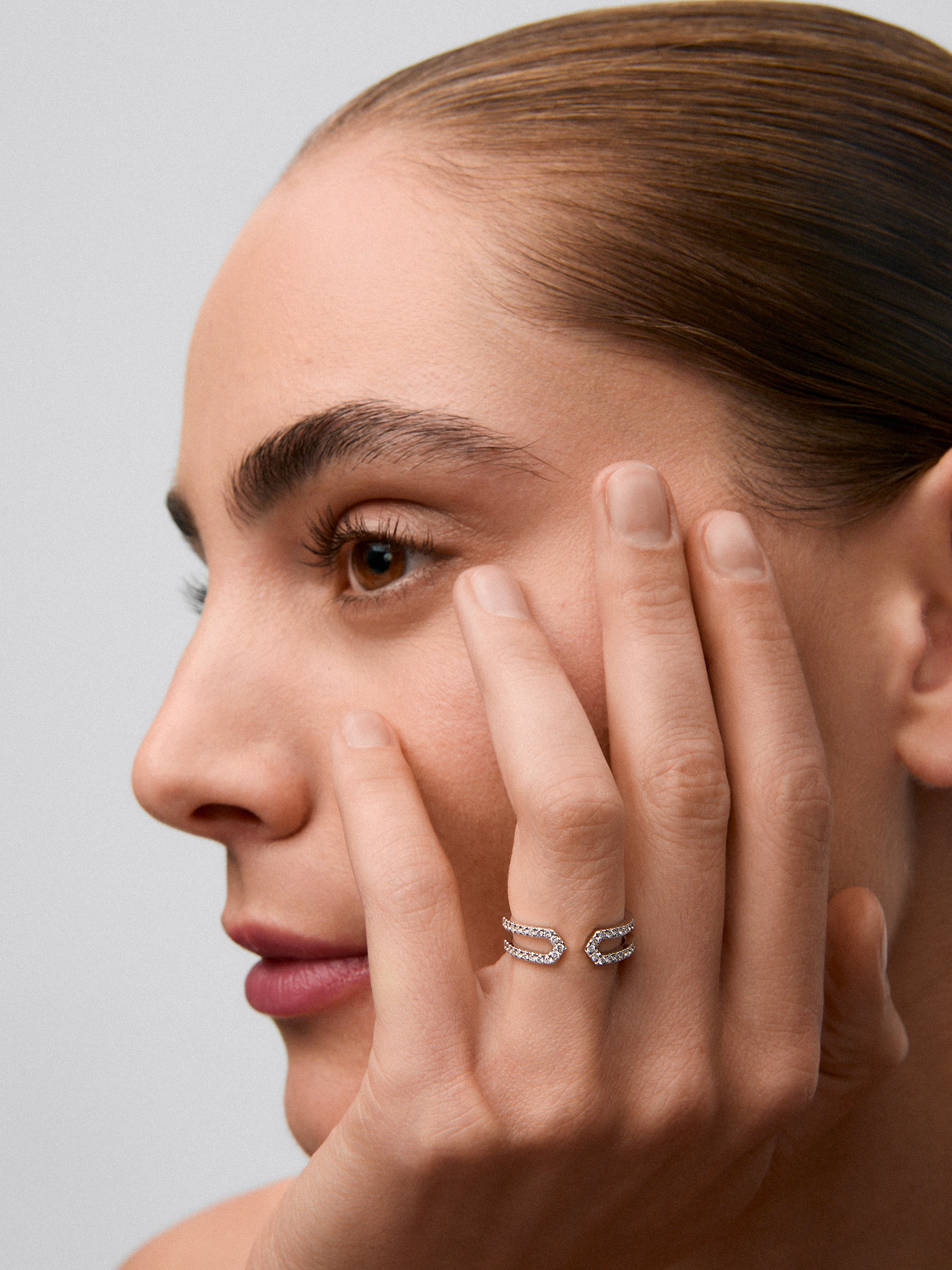 Anillo de oro blanco de 18K con 40 diamantes en talla brillante con un total de 0,32 cts