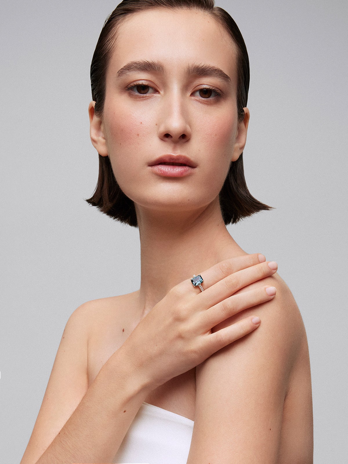 Anillo solitario de oro blanco de 18K con topacio y diamante