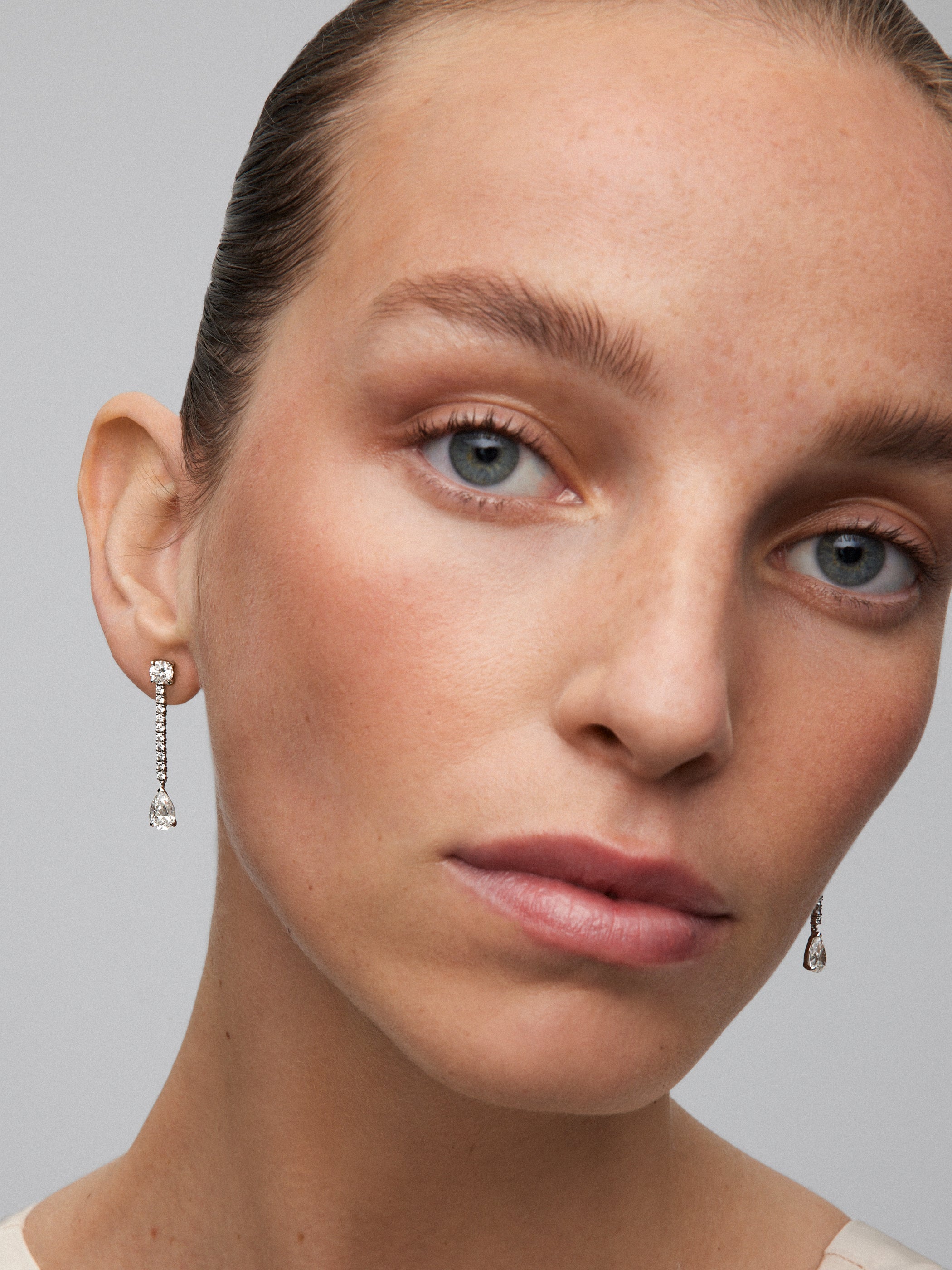Pendientes desmontables de oro blanco de 18K con diamantes blancos en talla pera y brillante de 3,23 cts