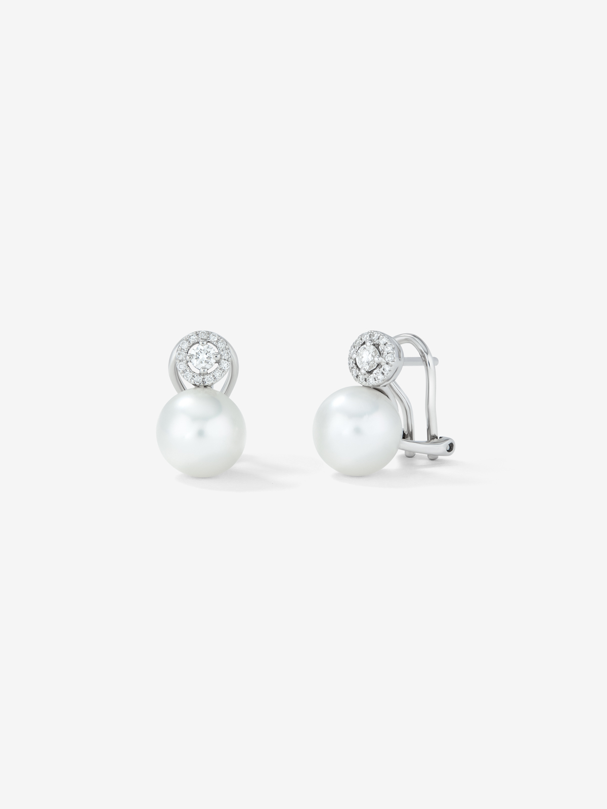 18k white gold earring with 9 mm Australian pearl pendant and diamond with omega closure.
