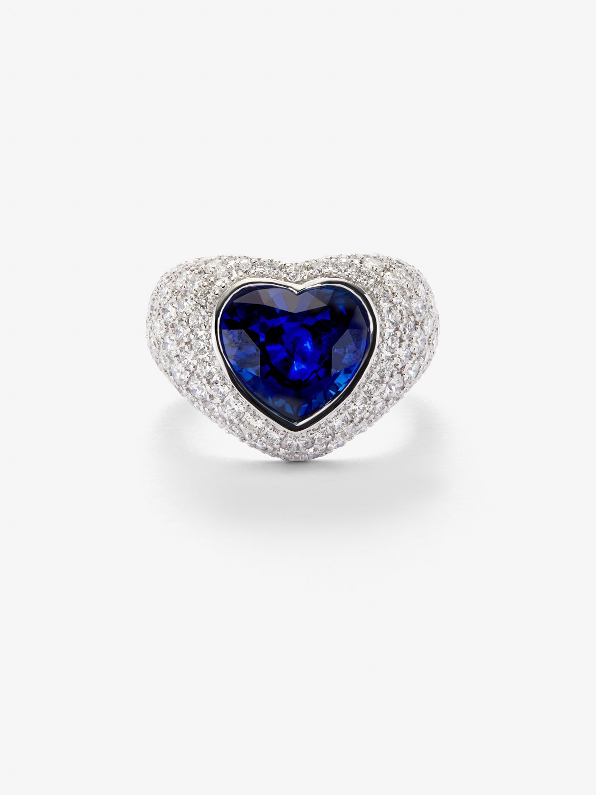 Anillo de oro blanco de 18K con pavé de diamantes blancos en talla brillante de 2,22 cts y zafiro azul en talla corazón de 4,47 cts