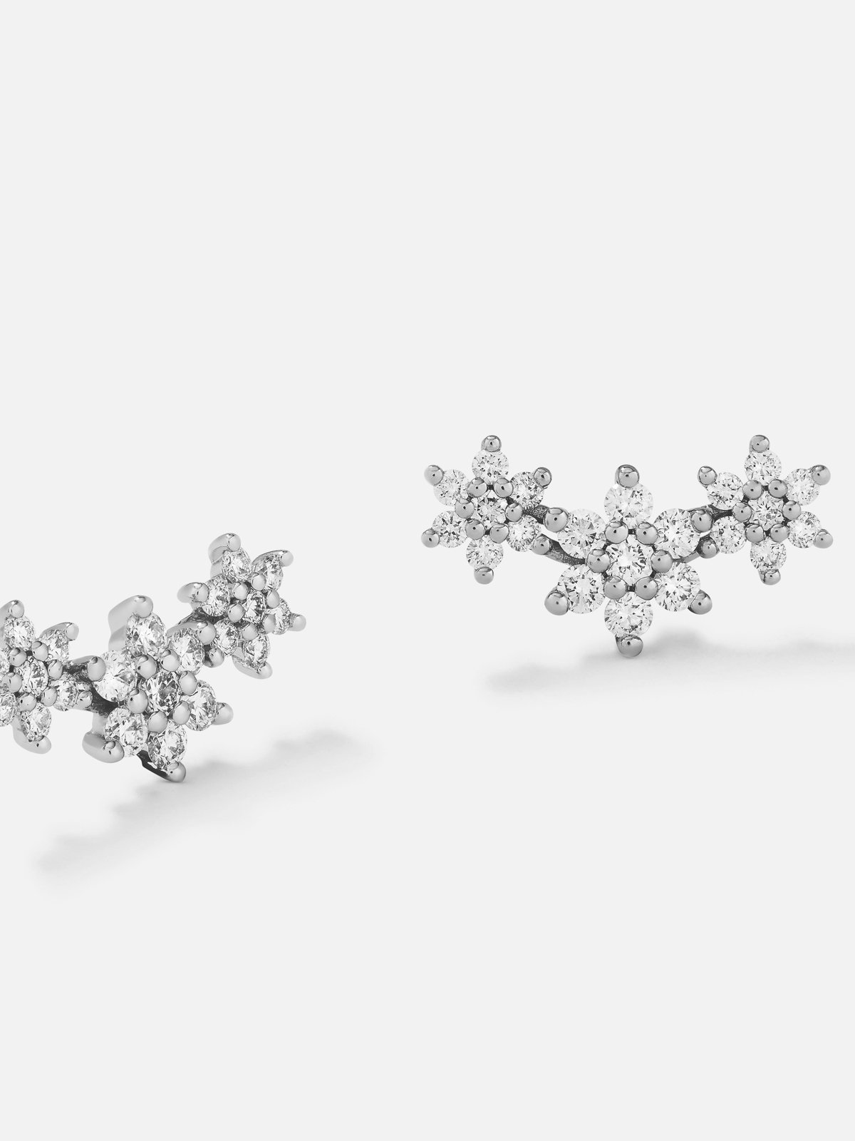 Pendientes de oro blanco de 18K con 42 diamantes en talla brillante con un total de 1,51 cts